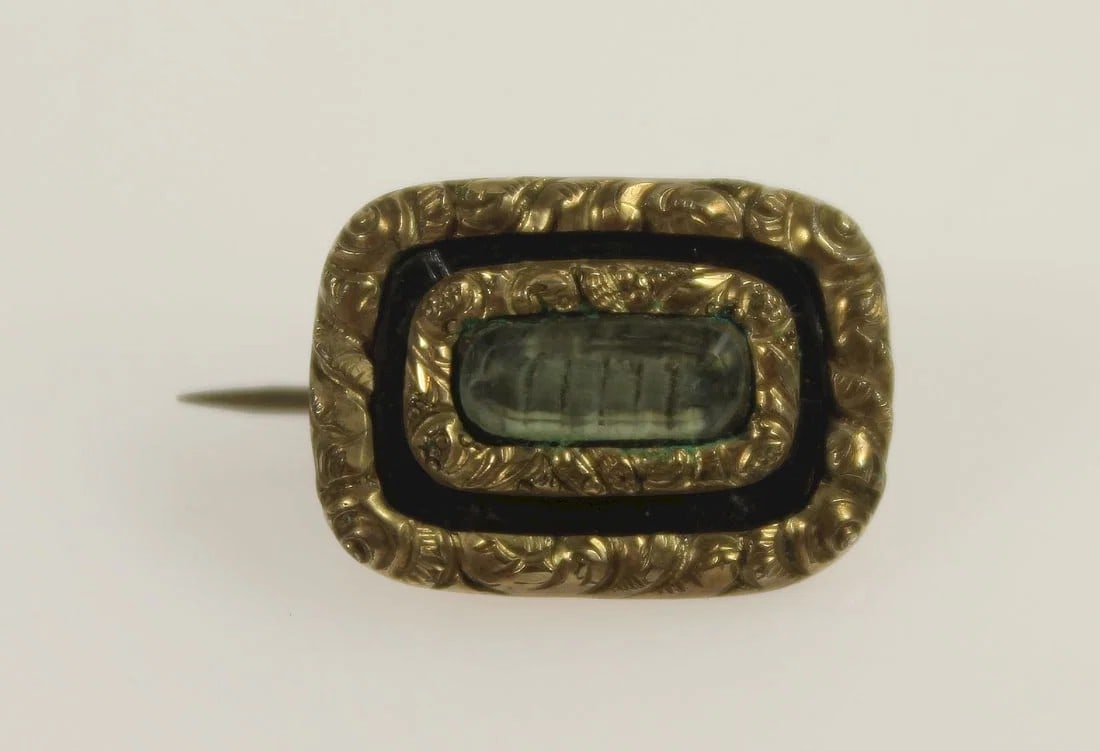 VICTORIAN BROOCH IN 10CT YELLOW GOLD: Victorian Brooch in 10ct Yellow Gold