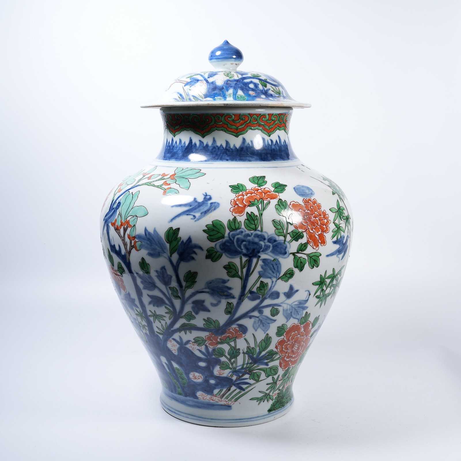 A BLUE AND WHITE FAMILLE ROSE COVERED JAR WITH FLORAL PATTERNS (1 of 9)