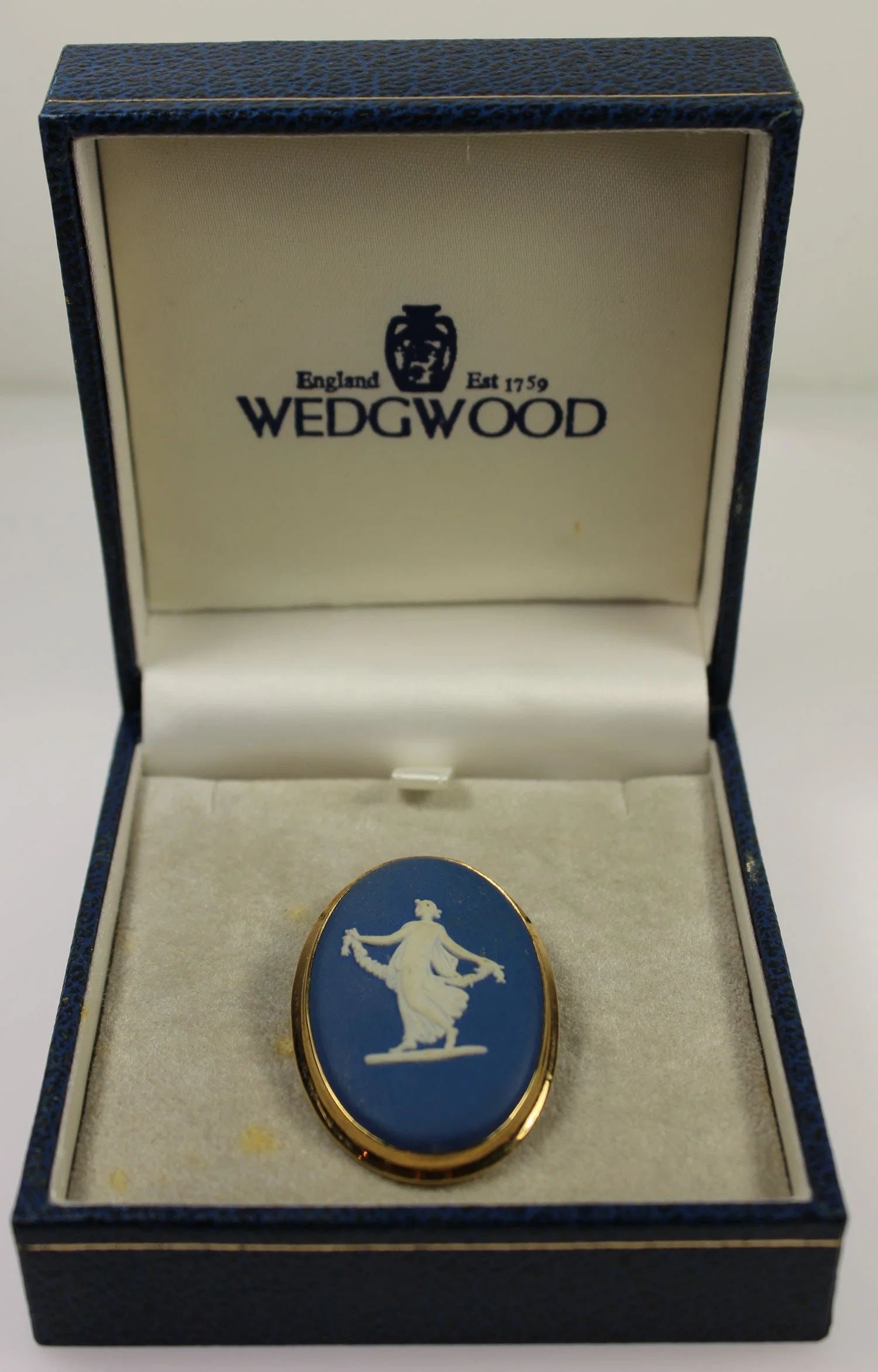 CLASSIC WEDGEWOOD BLUE JASPER BROOCH WITH ORIGINAL BOX: Classic Wedgewood Blue Jasper Brooch with original Box