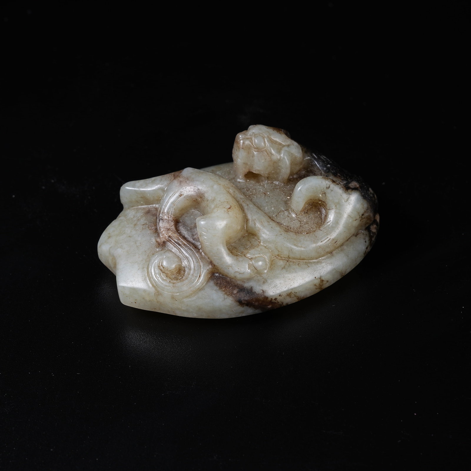 A ANCIENT JADE PENDANT CARVED WITH CHI DRAGONS AND TURTLE SHELL (1 of 8)