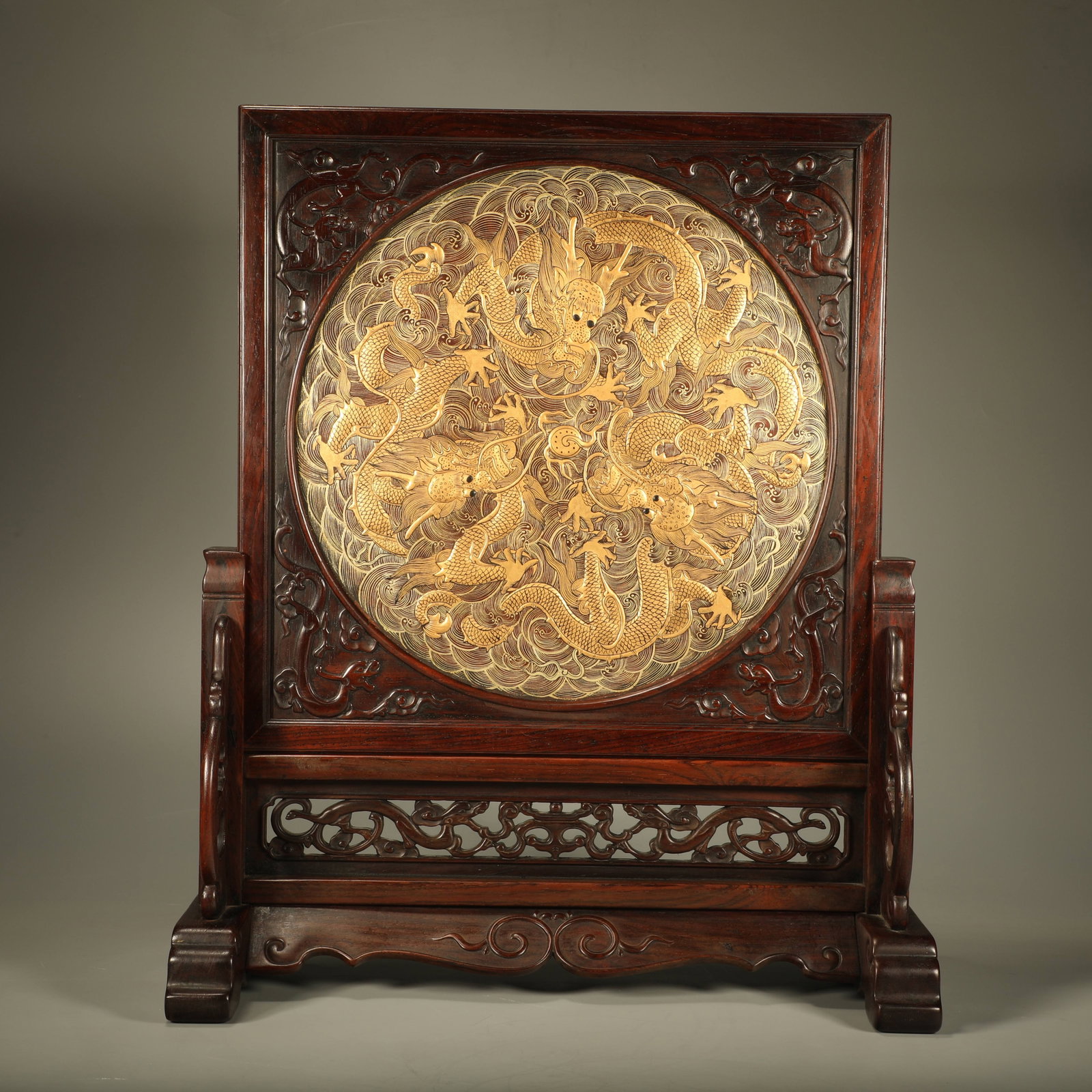 A GOLD-TRACED PADAUK STANDING SCREEN CARVED WITH DRAGON PATTERNS: Gold-Traced Padauk Standing Screen Carved with Dragon Patterns