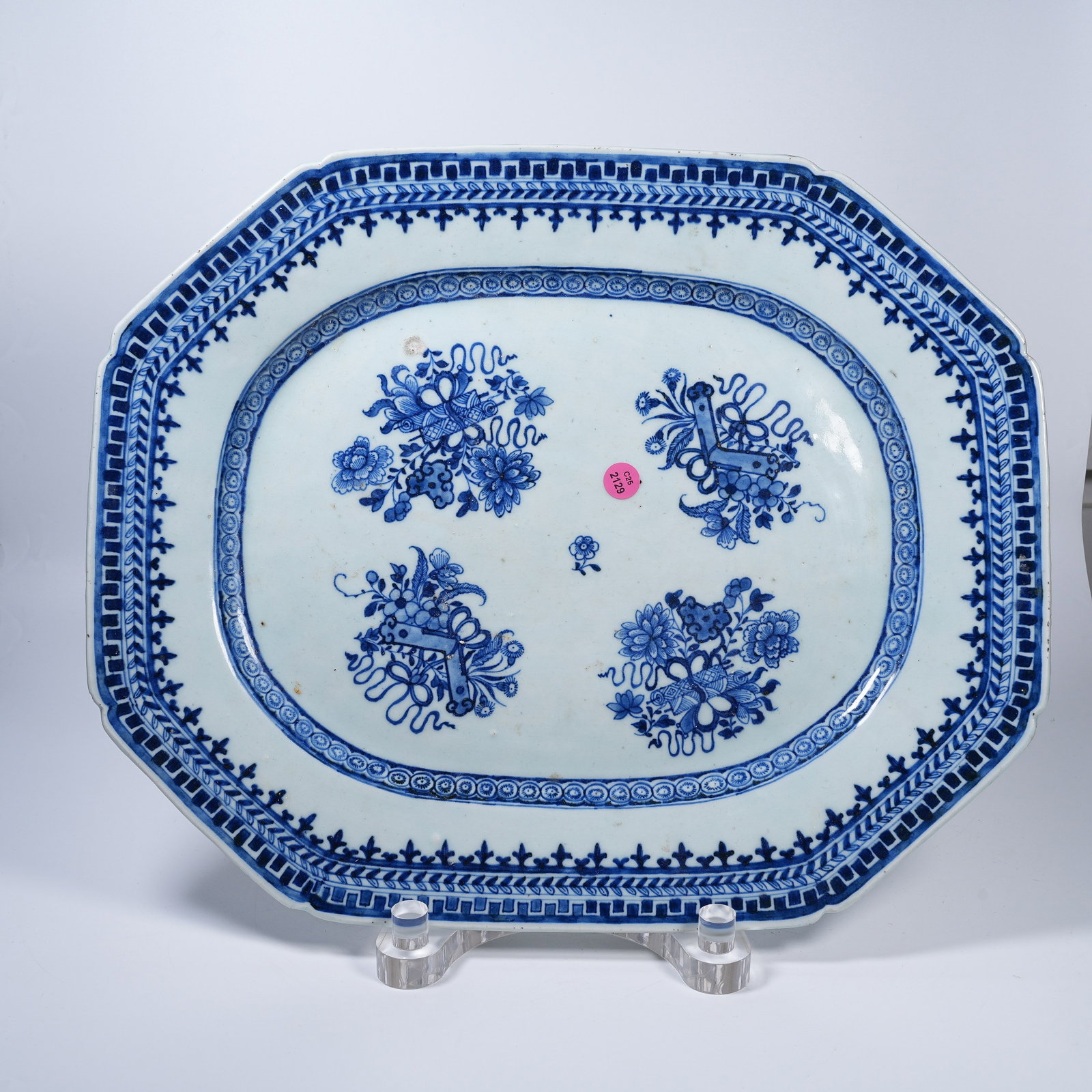 A BLUE AND WHITE PLATE WITH FLORAL PATTERNS: Blue and White Plate with Floral Patterns
