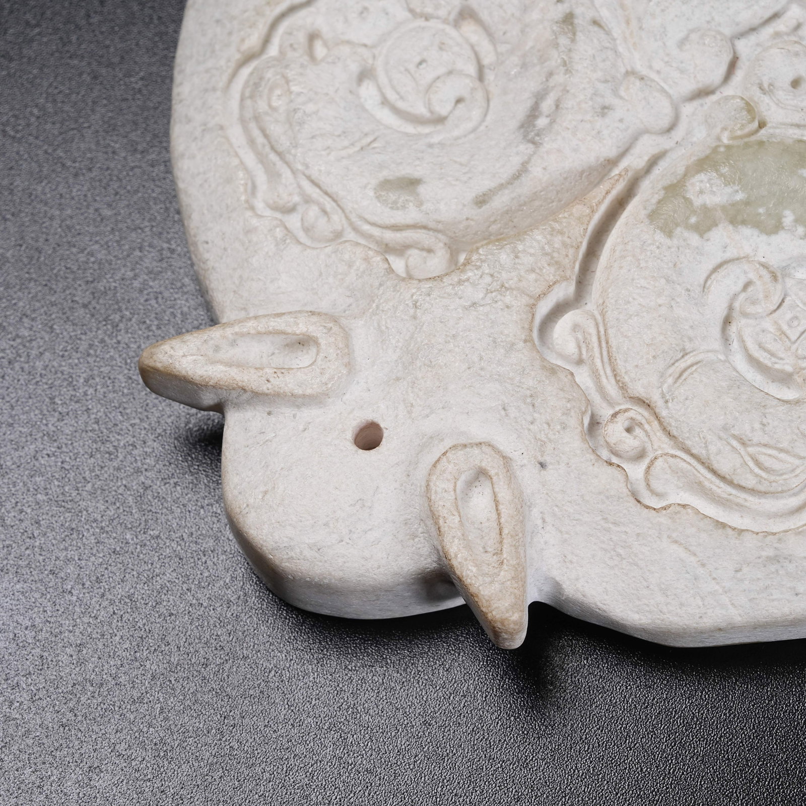 A ARCHAIC JADE PHOENIX PATTERN PENDANT - 2