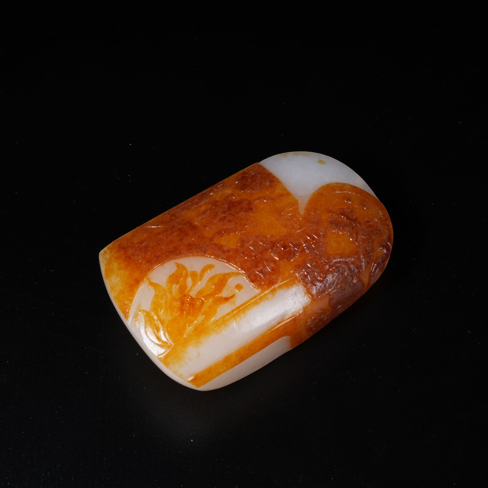 A WHITE HETIAN JADE HANGING ORNAMENT WITH ANTIQUE VESSEL MOTIFS: White Hetian Jade Hanging Ornament with Antique Vessel Motifs