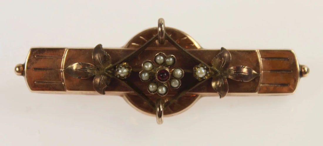 EDWARDIAN BROOCH IN 10CT YELLOW GOLD WITH A CENTRAL RUBY & SEED PEARLS: Edwardian Brooch in 10ct Yellow Gold with a Central Ruby & Seed Pearls