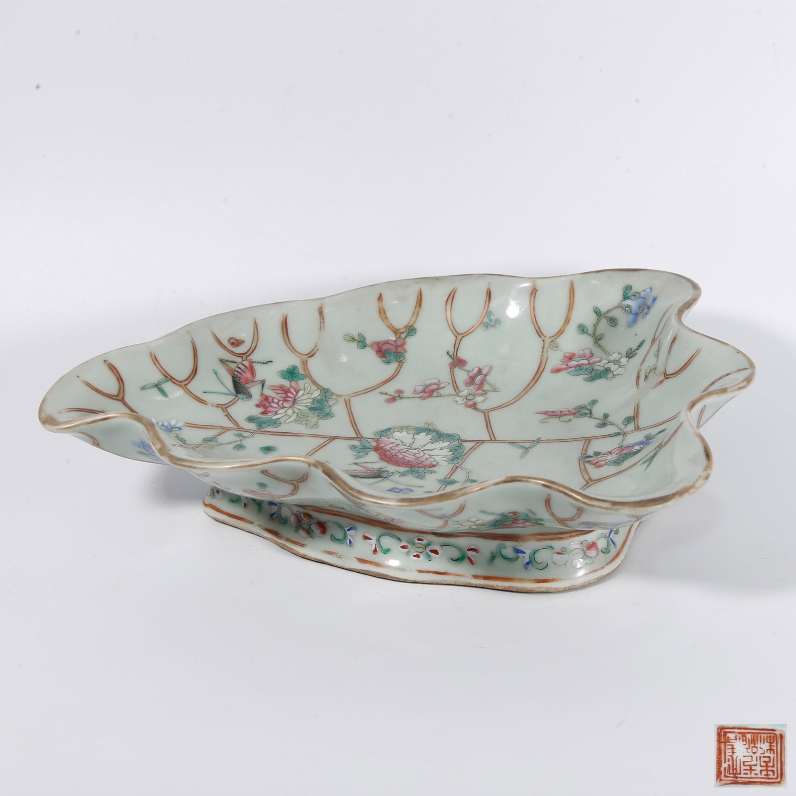 A FAMILLE ROSE WASHER WITH FLOWER AND INSECT MOTIFS: Famille rose washer with flower and insect motifs