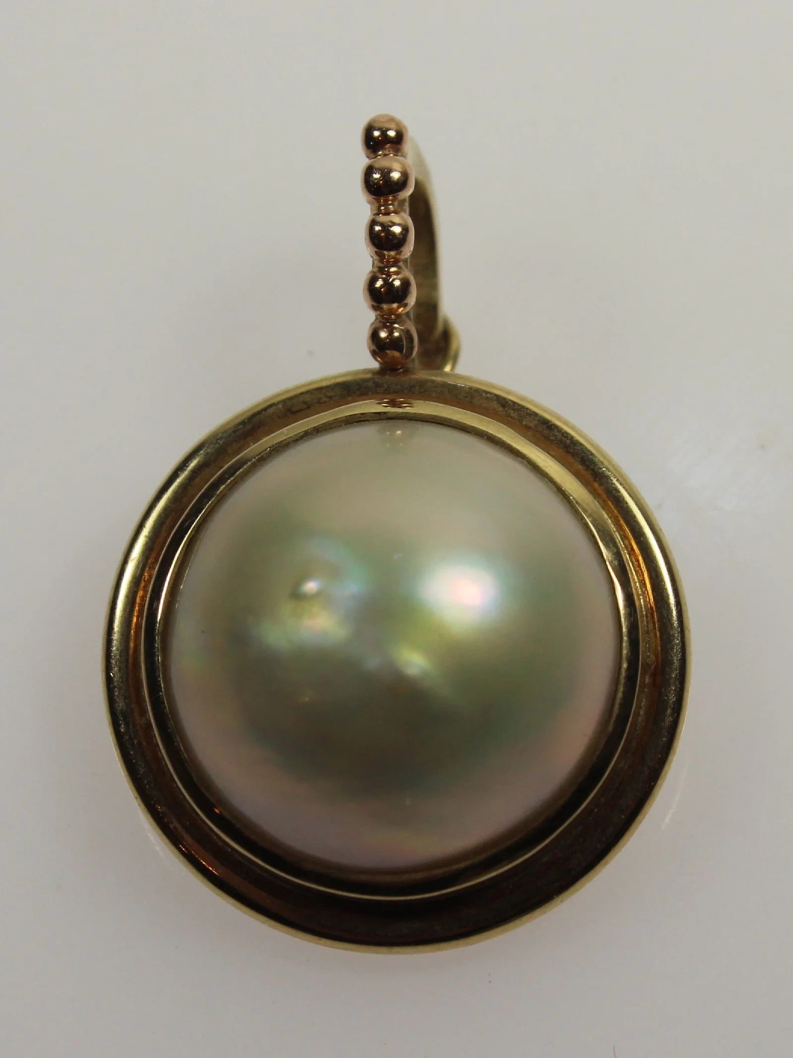 MABE PEARL PENDANT IN 9CT YELLOW GOLD: Mabe Pearl Pendant in 9ct Yellow Gold