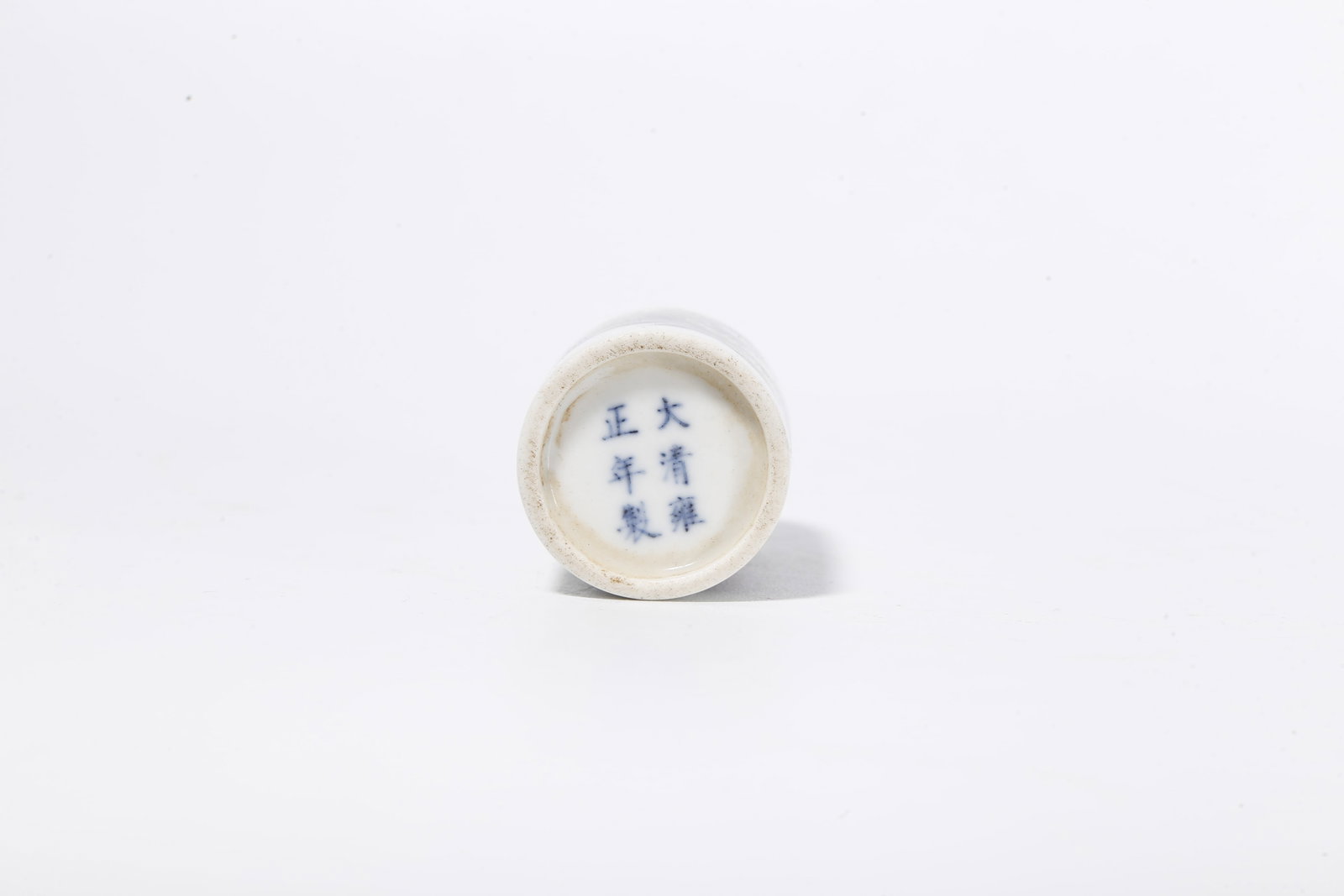 A UNDERGLAZE RED SNUFF BOTTLE WITH RABBIT PATTERNS - 8
