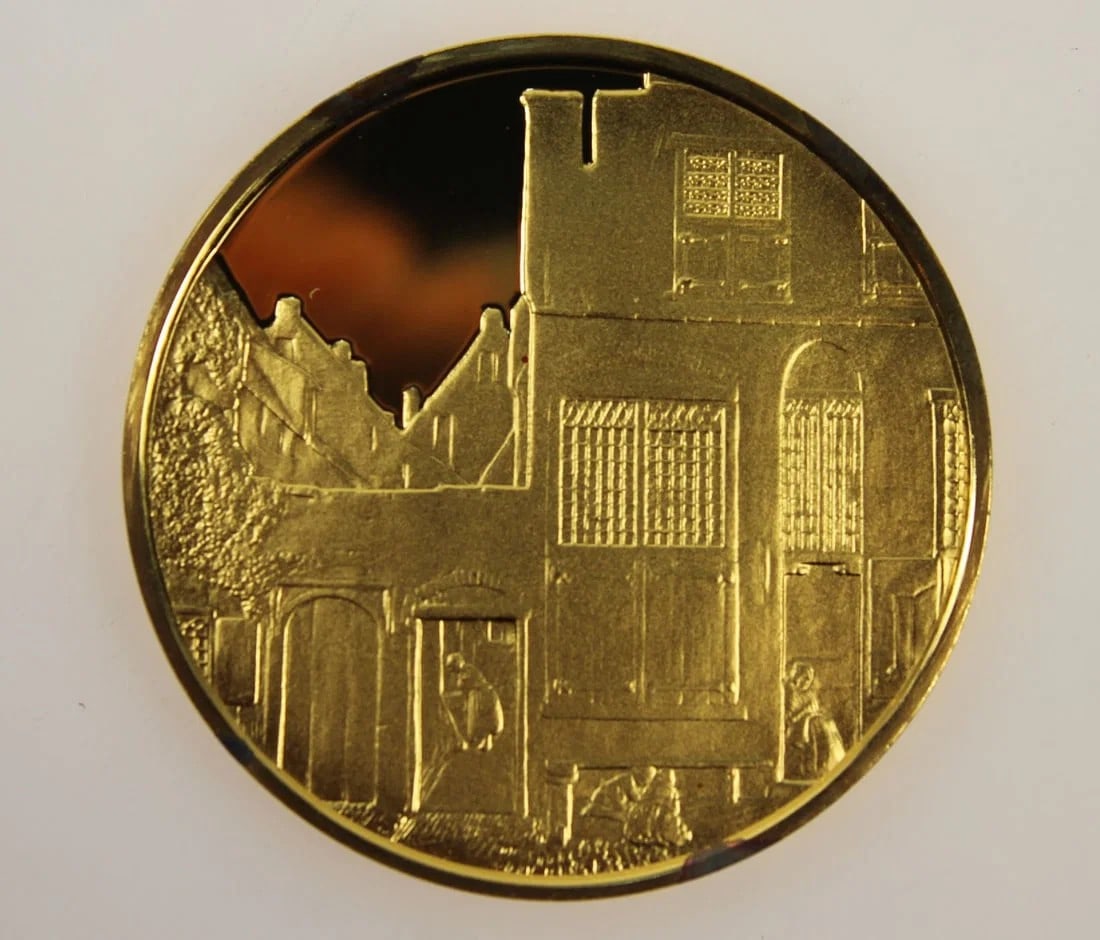 VERMEER 'HET STRAATJE' MEDALLION IN GILT STERLING (925) SILVER, NEAR FDC: Vermeer 'Het Straatje' Medallion in Gilt Sterling (925) Silver, near FDC