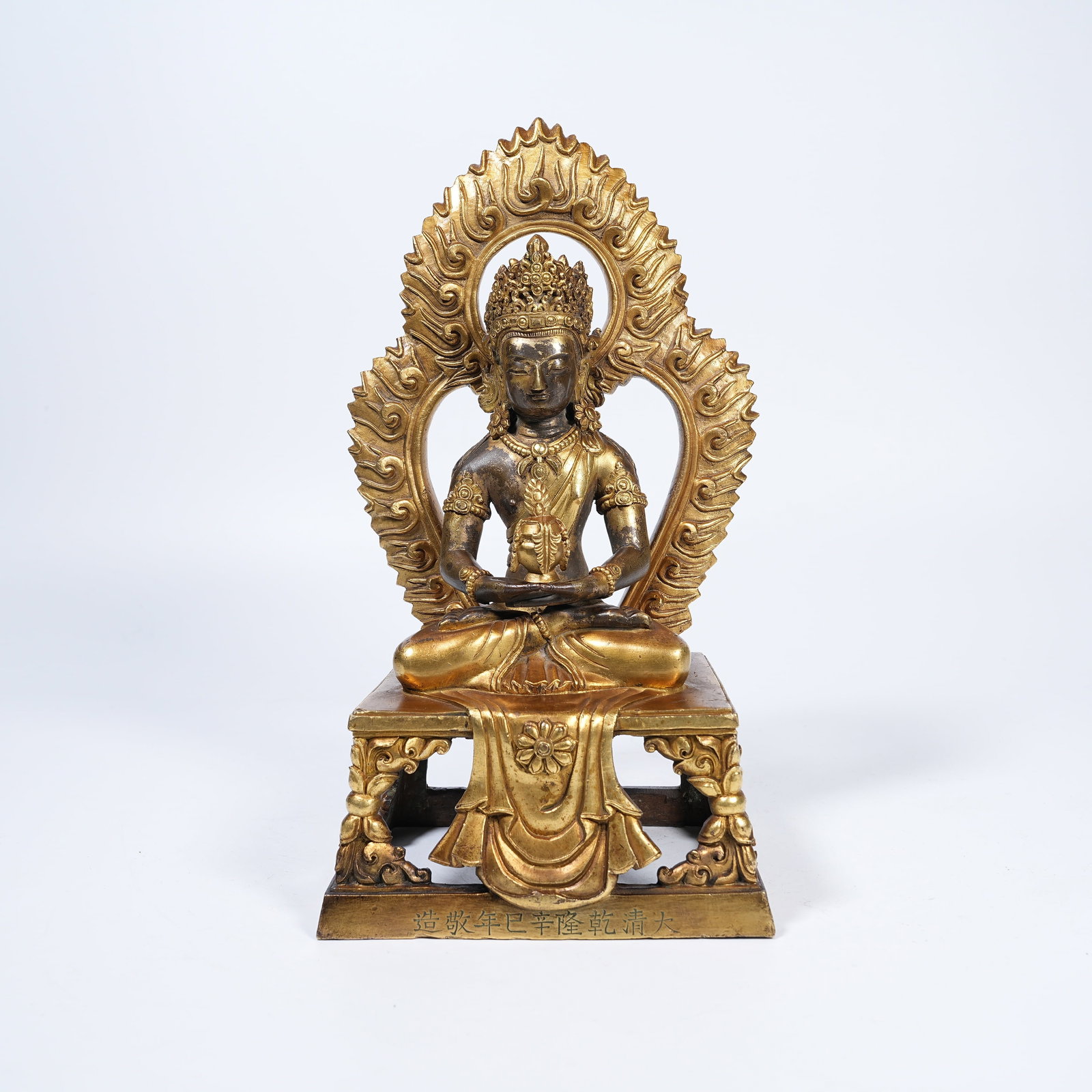 A GILT BRONZE BUDDHA STATUE (1 of 8)