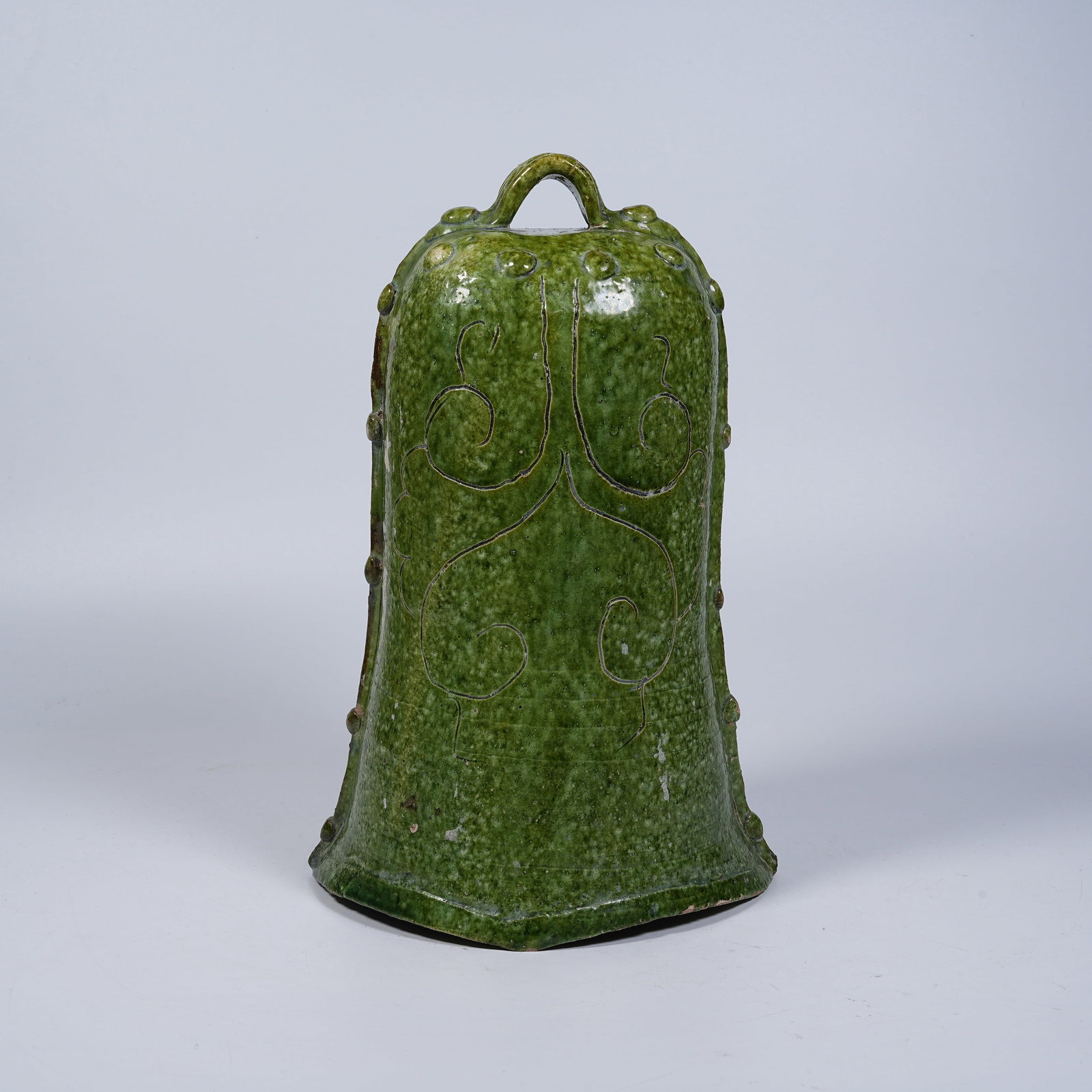 A GREEN GLAZE YONG BELL WITH RUYI CLOUD HEAD PATTERN: Green Glaze Yong Bell with Ruyi Cloud Head Pattern