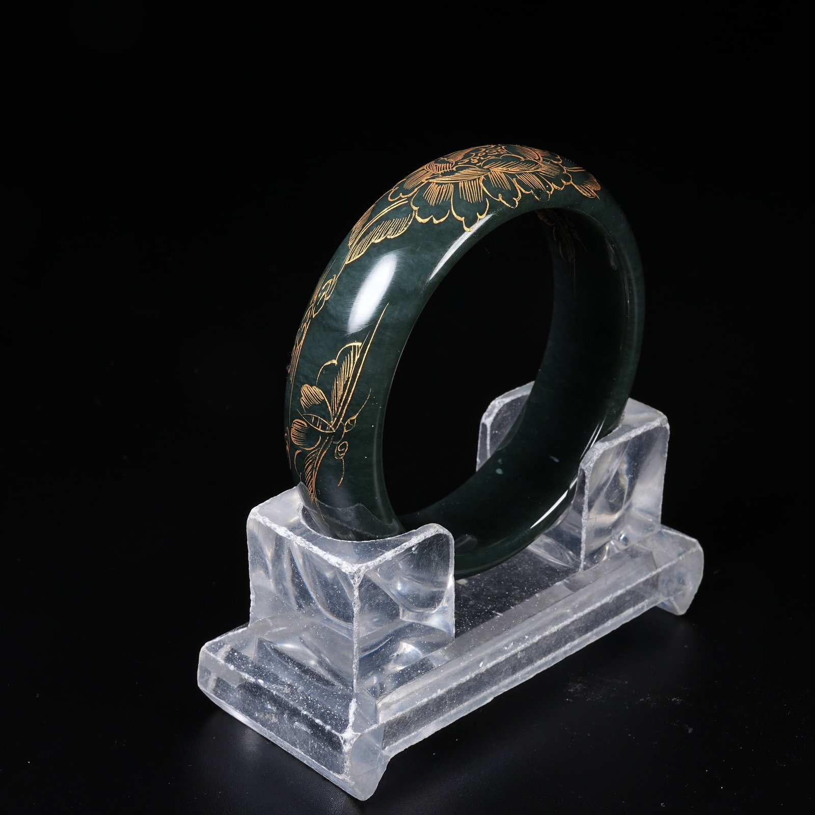 A GOLD-INLAID GREEN HETIAN JADE BRACELET WITH FLORAL MOTIFS: Gold-Inlaid Green Hetian Jade Bracelet with Floral Motifs