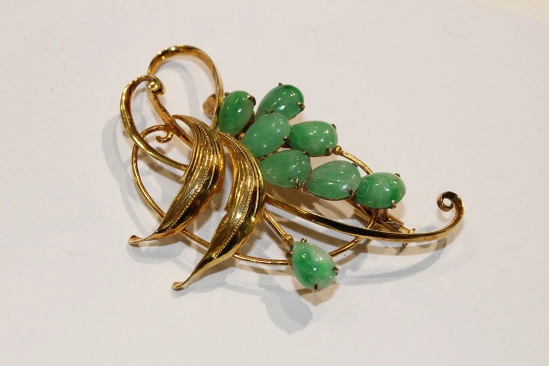 VINTAGE 10CT GOLD BROOCH WITH GREEN JADE ELEMENTS: Vintage 10ct Gold Brooch with Green Jade elements