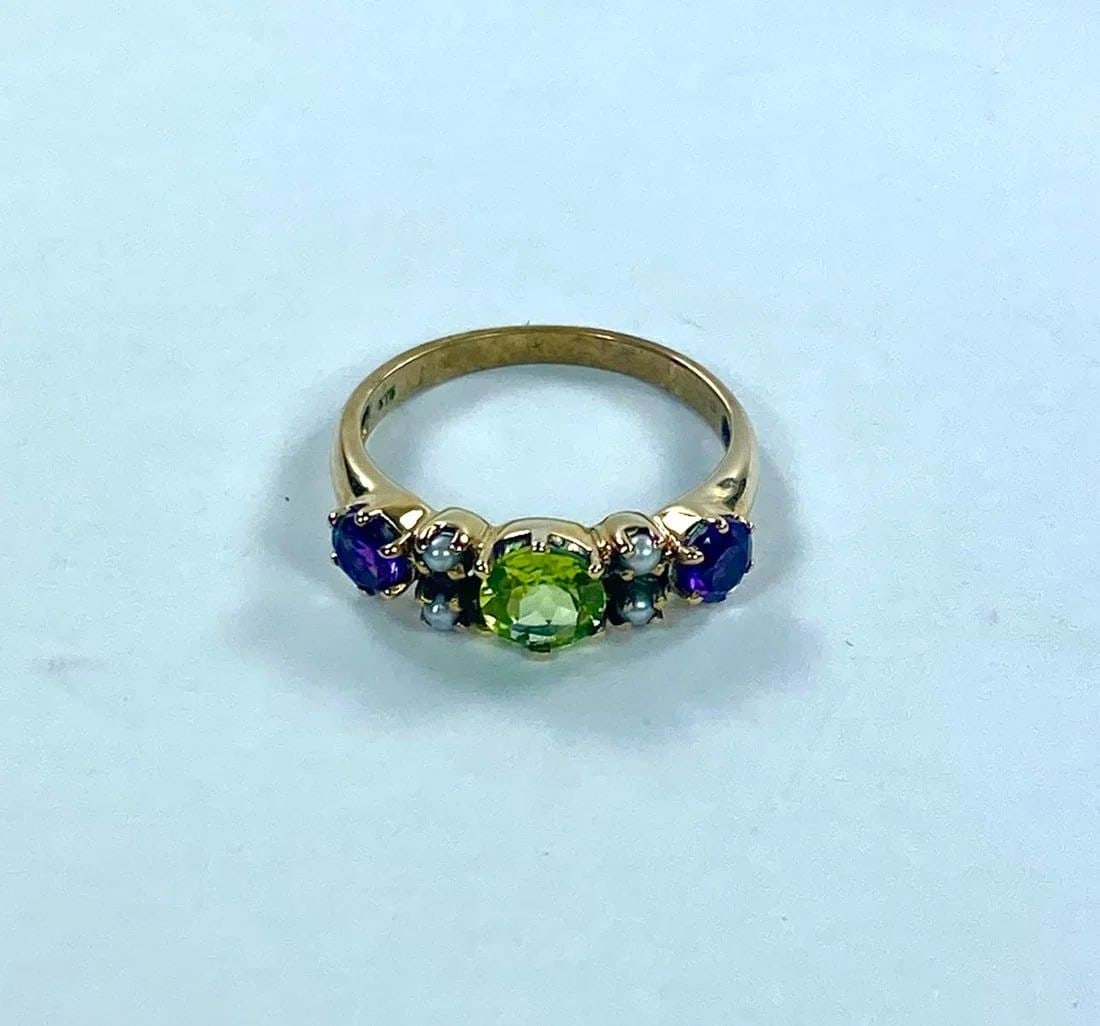 9CT YELLOW GOLD SUFFRAGETTE STYLE PERIDOT, AMETHYST & SEED PEARL RING (1 of 4)