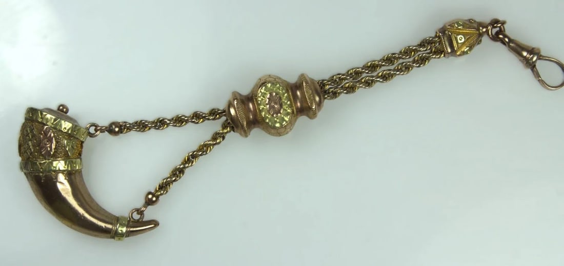 ANTIQUE FOB PENDANT IN 9CT YELLOW GOLD WITH HUNTING HORN: Antique Fob Pendant in 9ct Yellow Gold with Hunting Horn