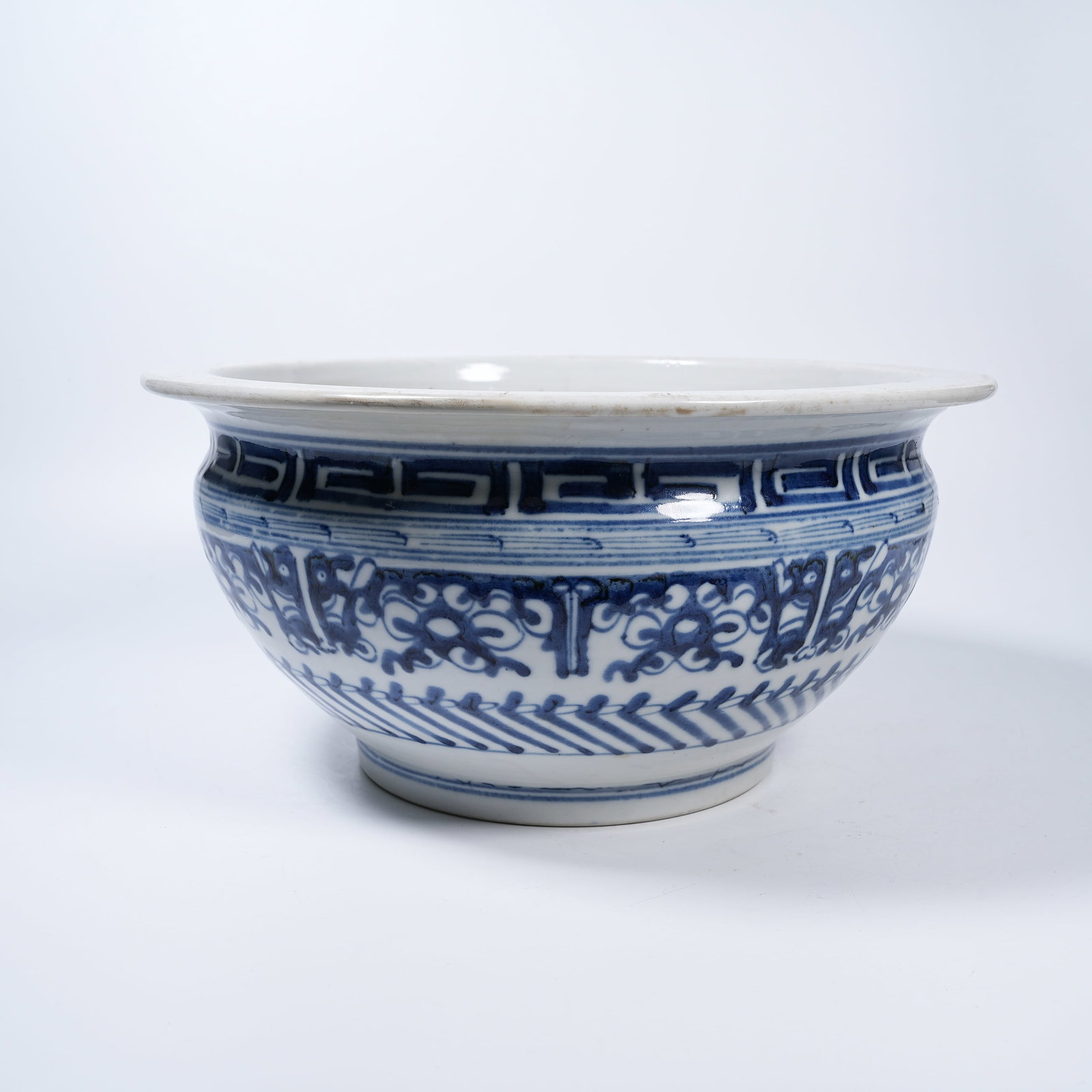 A BLUE AND WHITE FOLDED RIM WASHER WITH FLORAL PATTERNS: Blue and White Folded Rim Washer with Floral Patterns