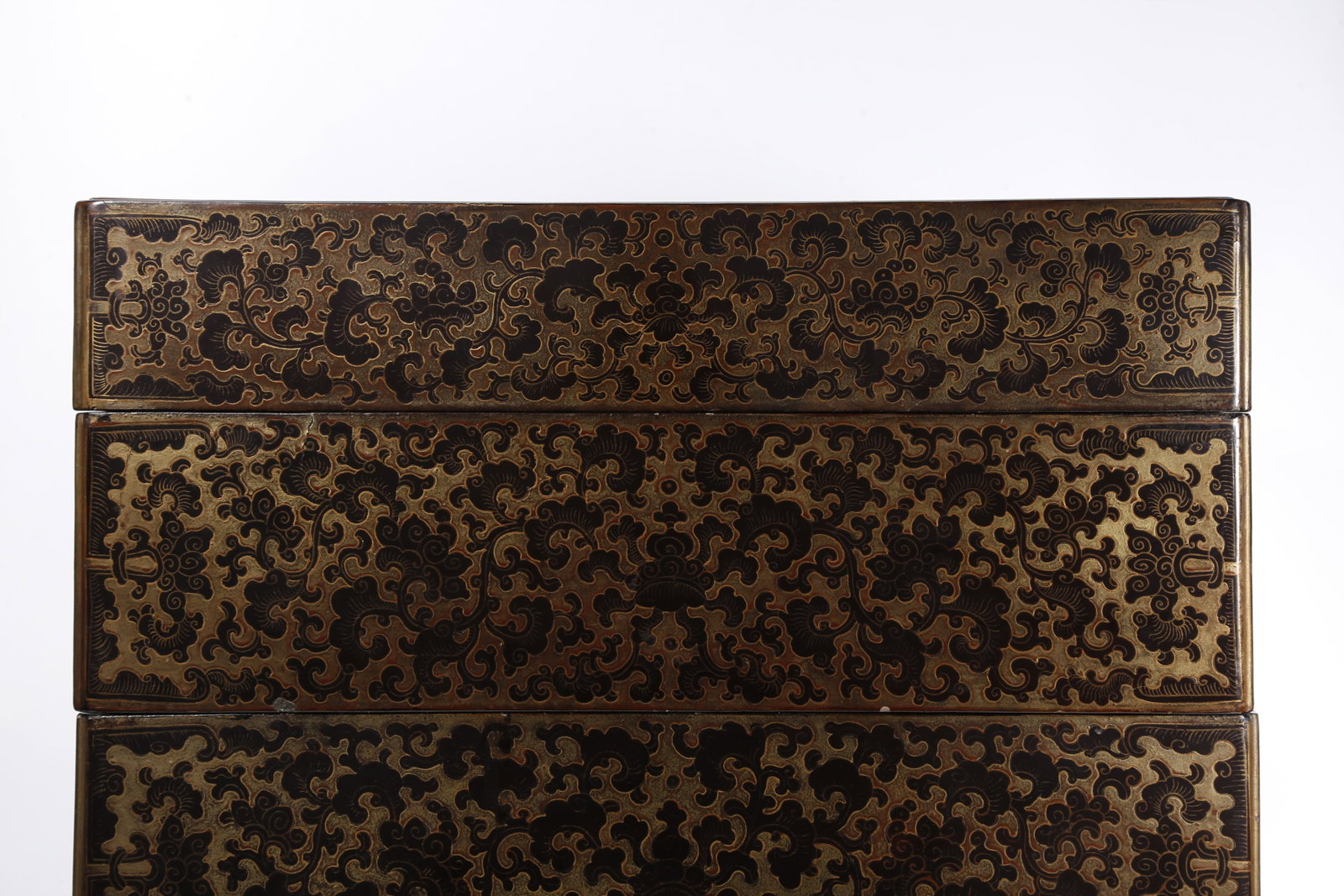 A MULTI-LAYER LACQUERED COVERED BOX GILDED WITH INTERLOCKING SCROLL PATTERNS - 2