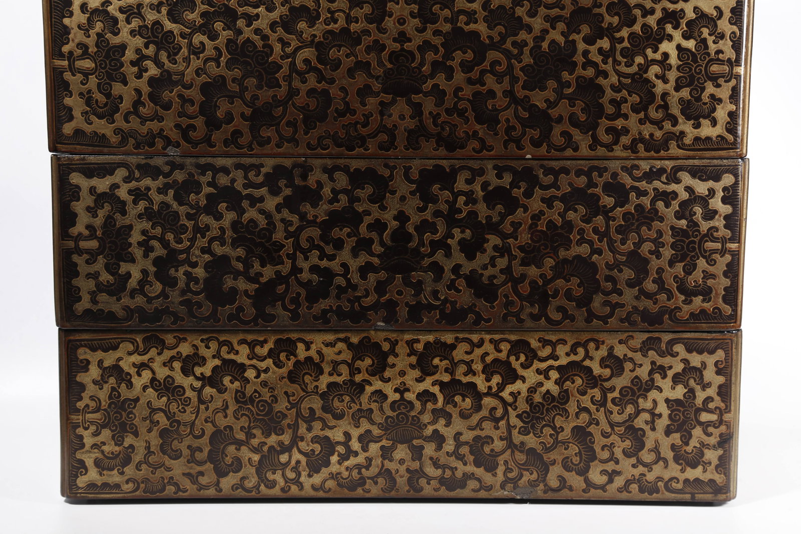 A MULTI-LAYER LACQUERED COVERED BOX GILDED WITH INTERLOCKING SCROLL PATTERNS - 3