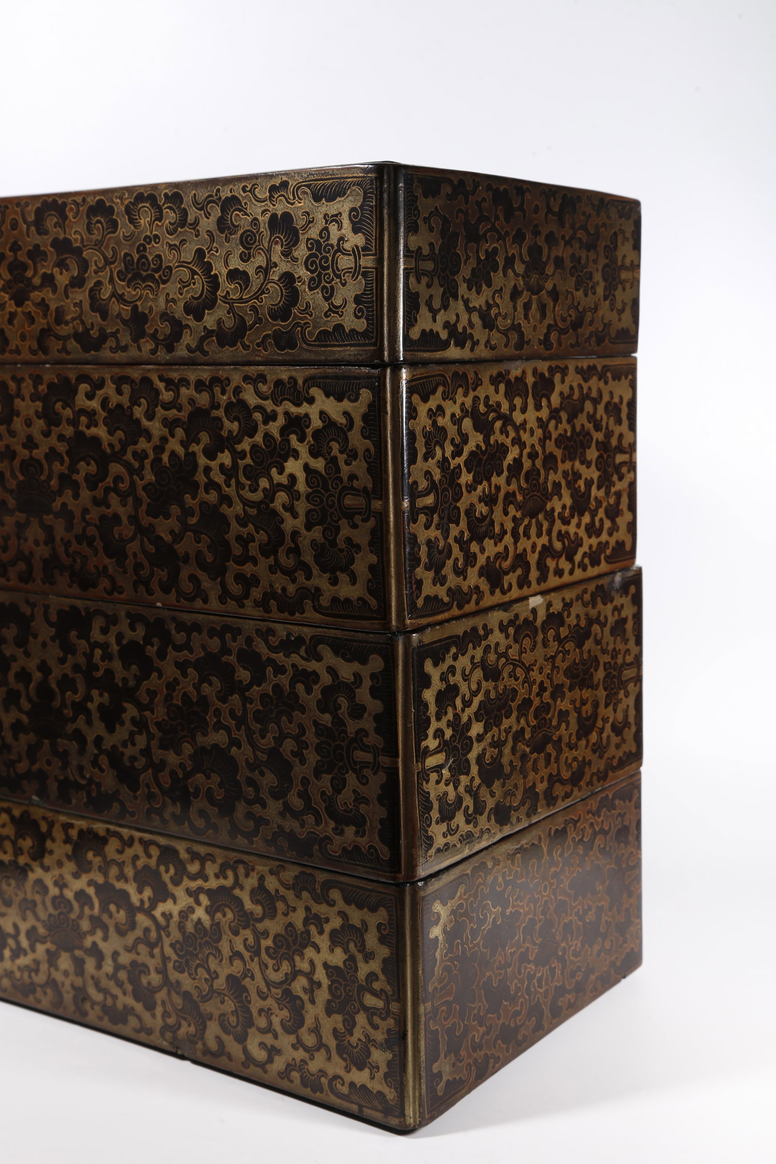 A MULTI-LAYER LACQUERED COVERED BOX GILDED WITH INTERLOCKING SCROLL PATTERNS - 4