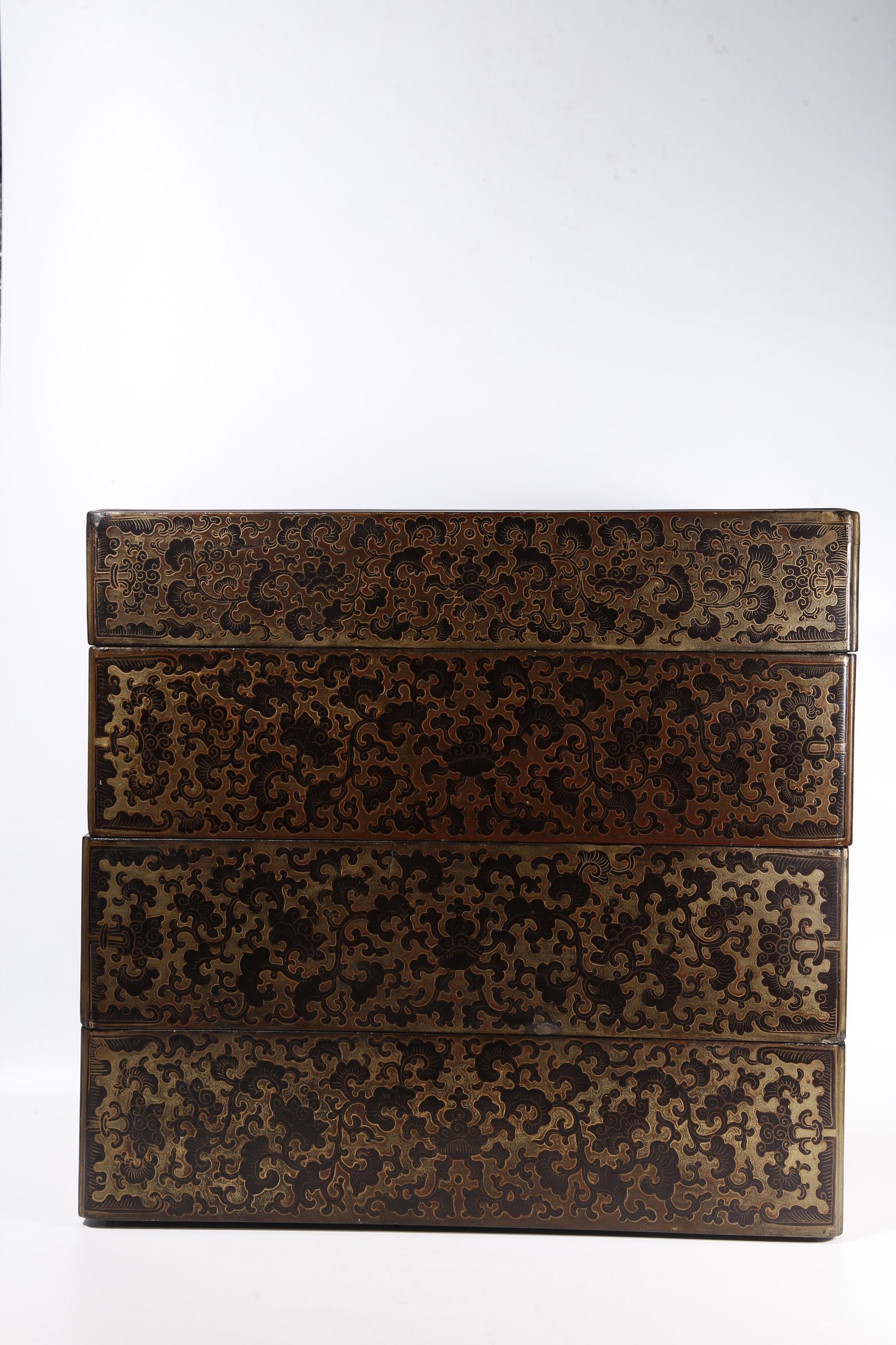 A MULTI-LAYER LACQUERED COVERED BOX GILDED WITH INTERLOCKING SCROLL PATTERNS - 5