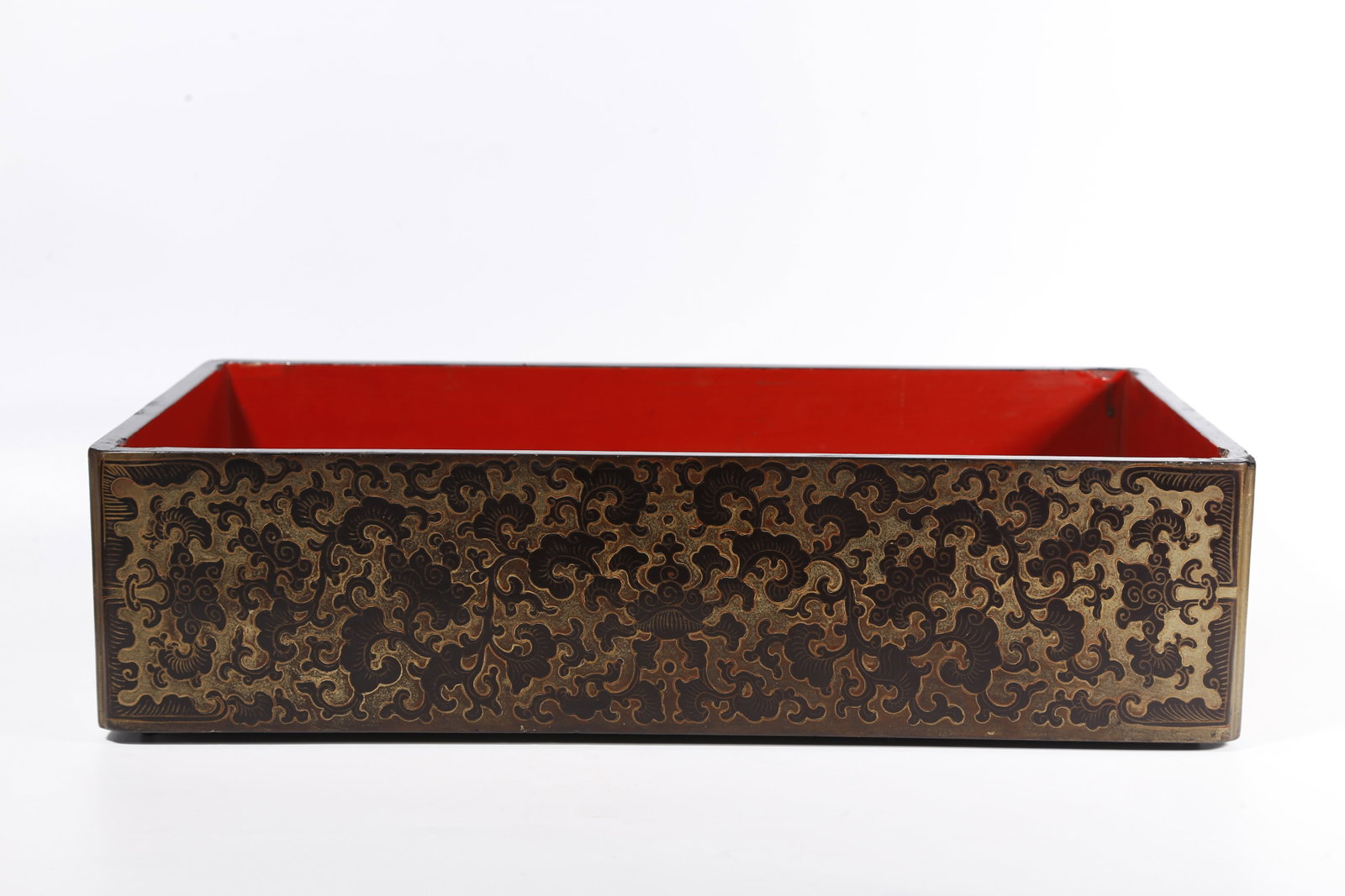 A MULTI-LAYER LACQUERED COVERED BOX GILDED WITH INTERLOCKING SCROLL PATTERNS - 6