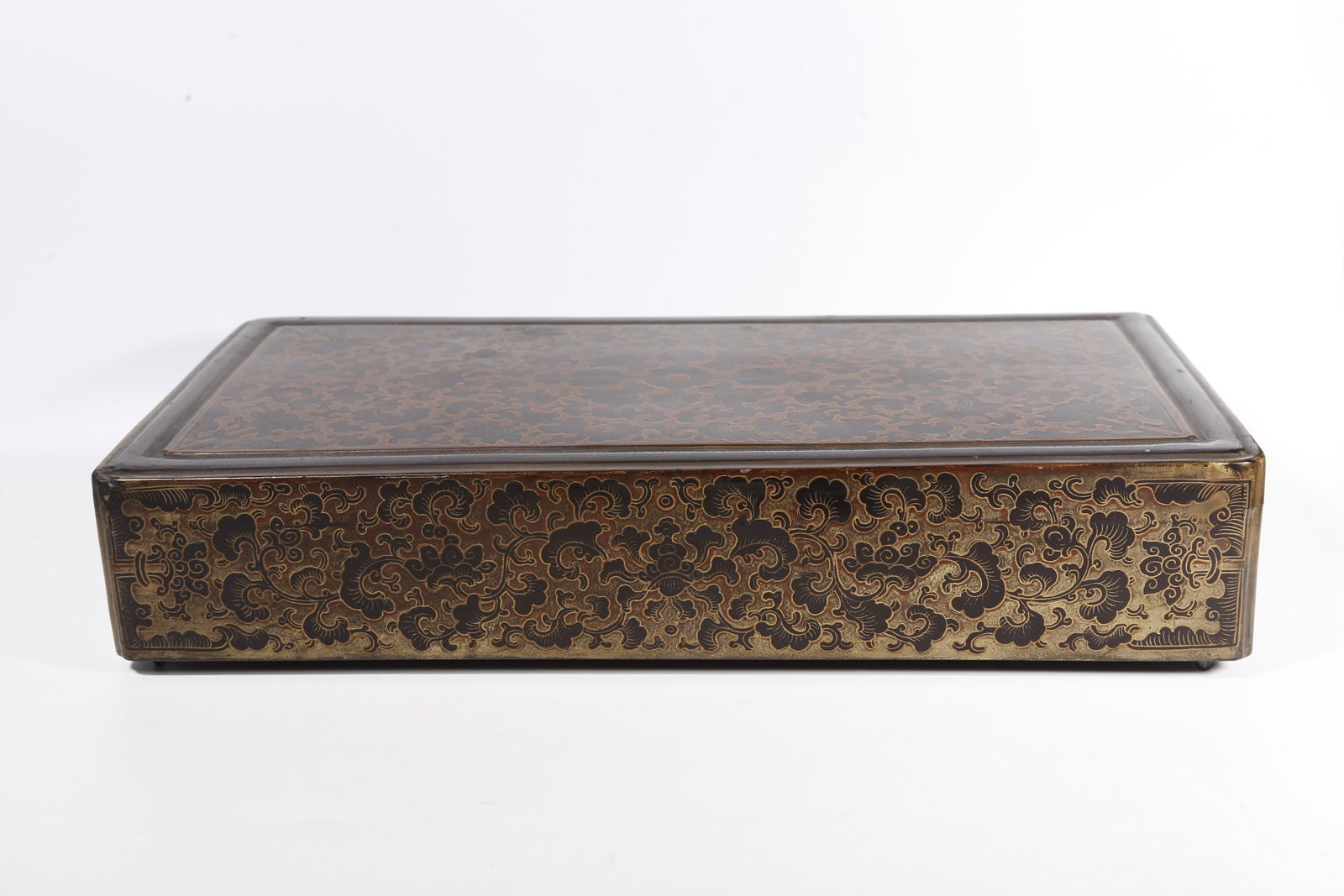 A MULTI-LAYER LACQUERED COVERED BOX GILDED WITH INTERLOCKING SCROLL PATTERNS - 8