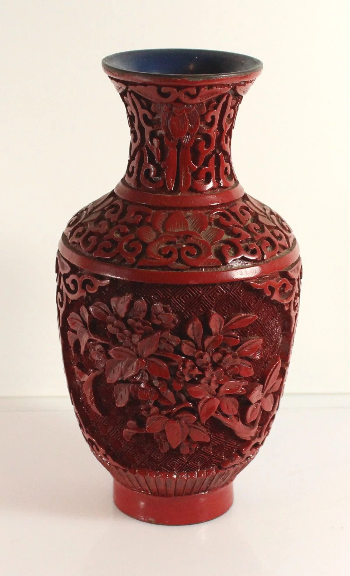 CHINESE CINNABAR LACQUER VASE WITH BLUE ENAMELLED INTERIOR (1 of 2)