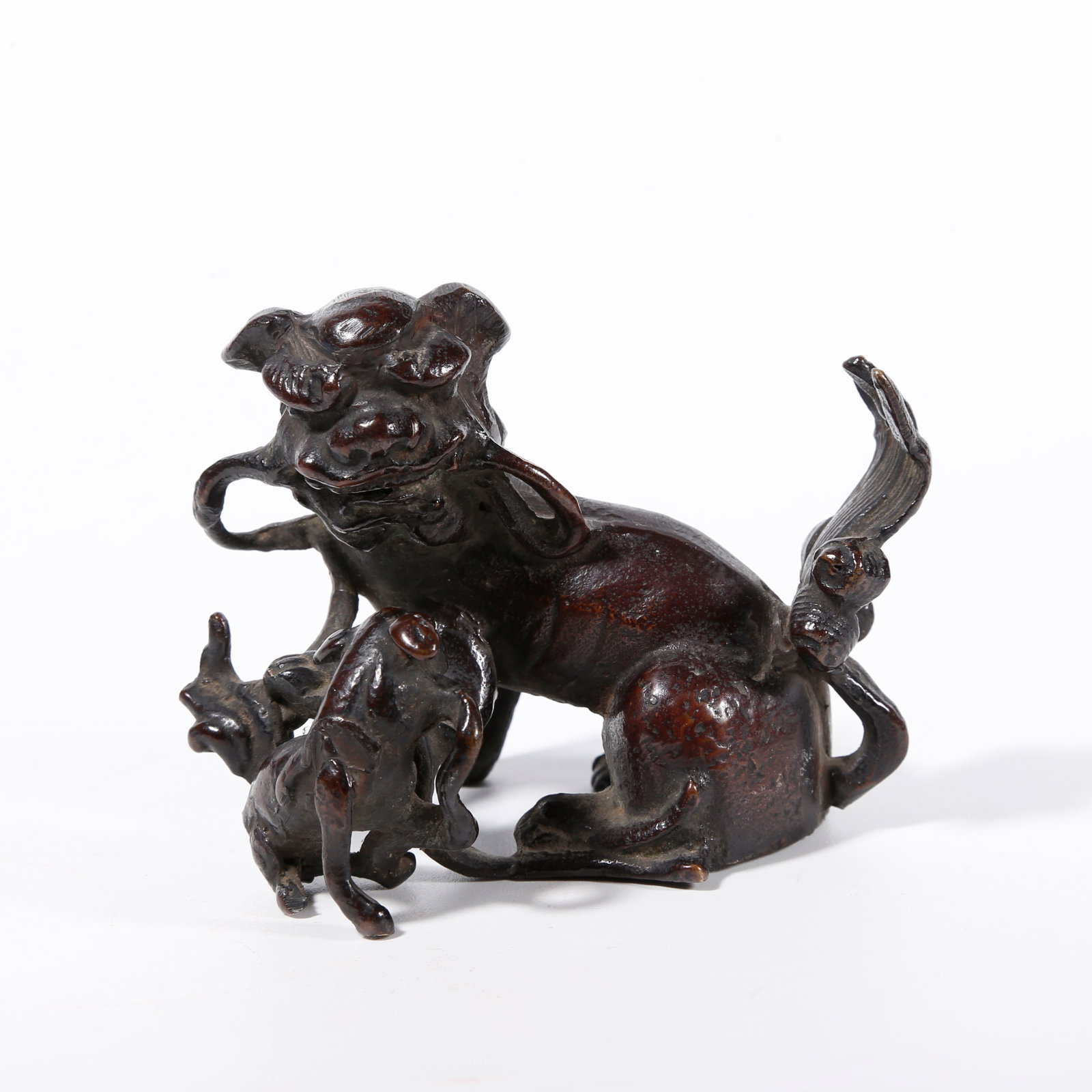 A BRONZE ORNAMENT OF LARGE LION AND LION CUB (1 of 8)