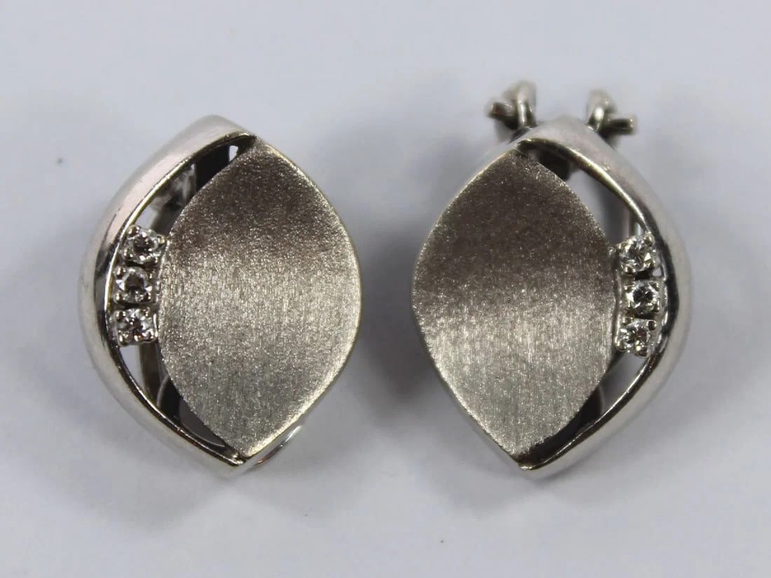 MODERN CLIP-ON EARRINGS IN 14CT WHITE GOLD WITH SMALL DIAMONDS (PAIR): Modern Clip-on Earrings in 14ct White Gold with small Diamonds (Pair)