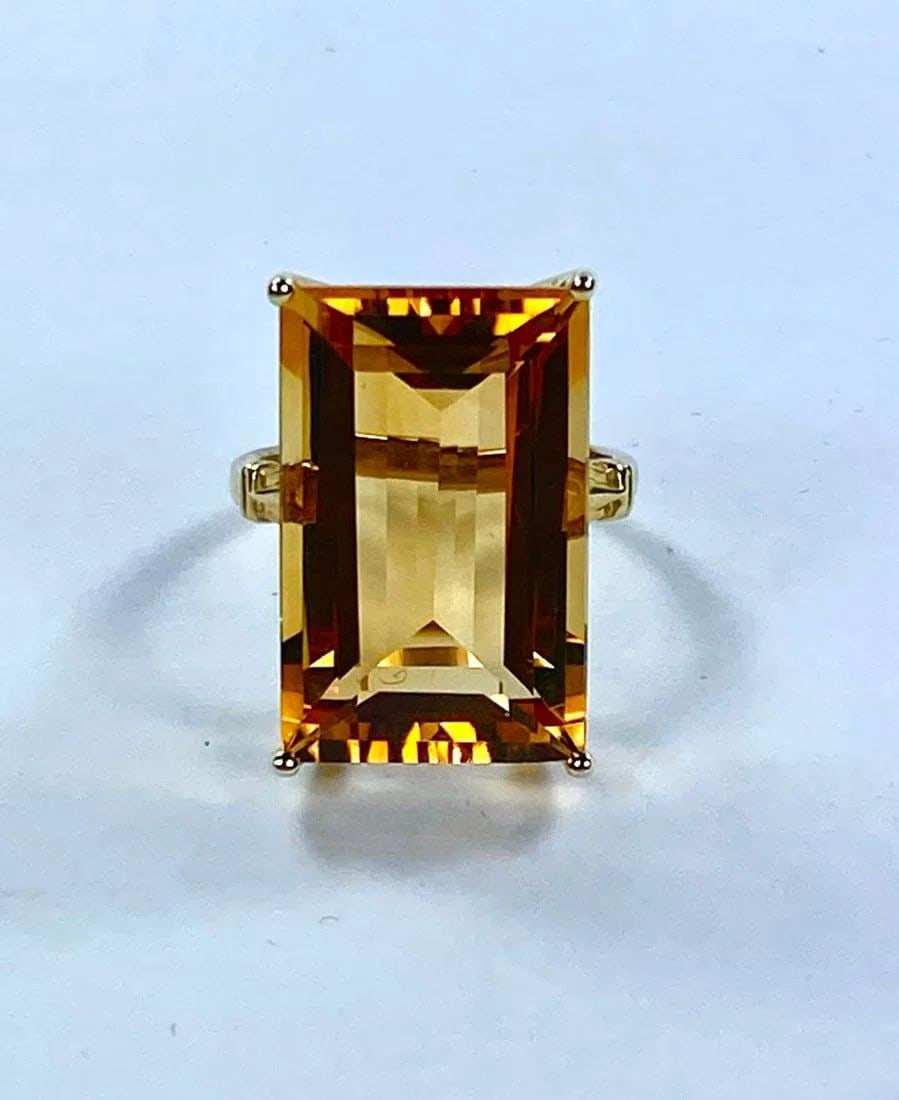 IMPRESSIVE CITRINE RING IN 9CT YELLOW GOLD: Impressive Citrine Ring in 9ct Yellow Gold
