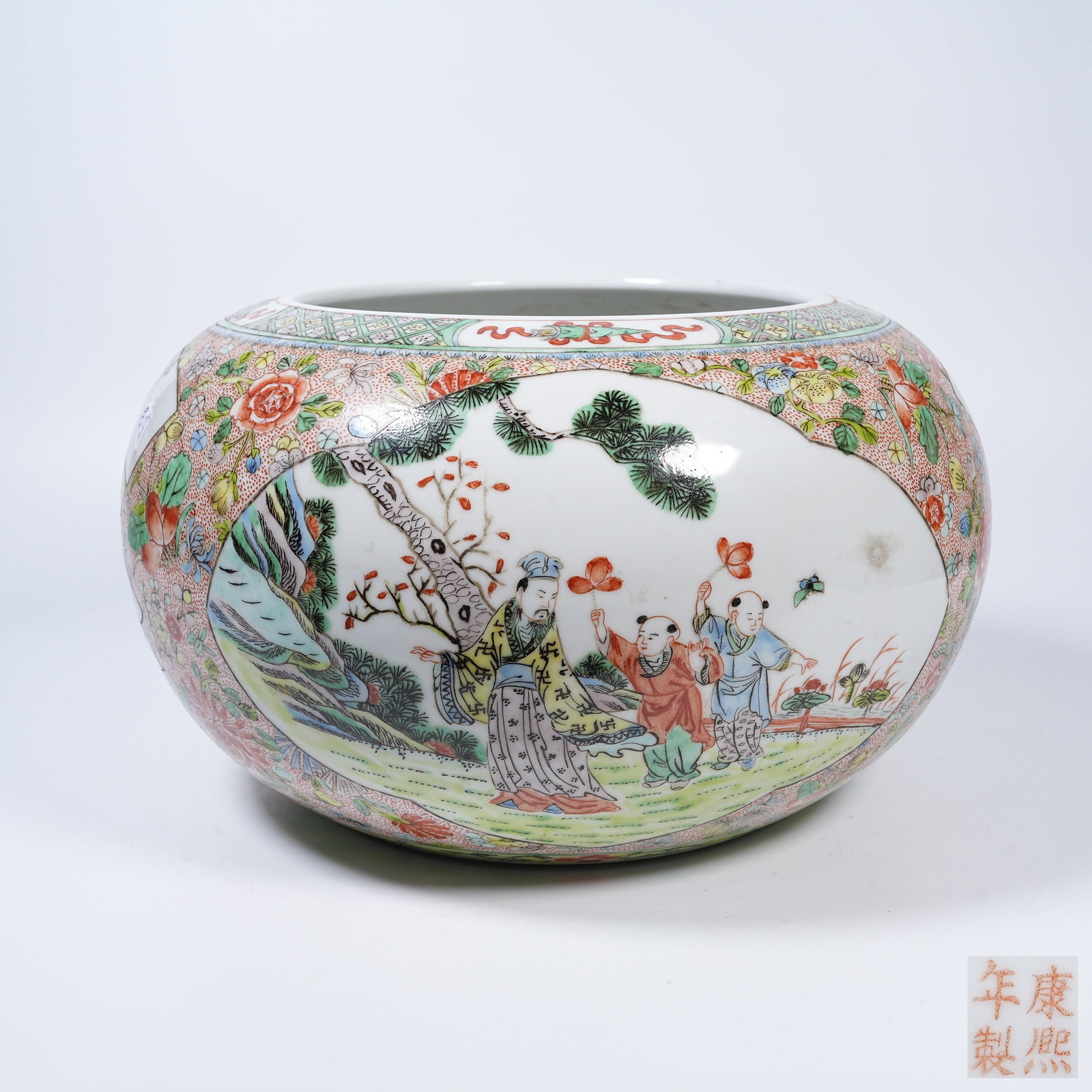 A FAMILLE ROSE BASIN WITH FLORAL PATTERNS: Famille Rose Basin with Floral Patterns