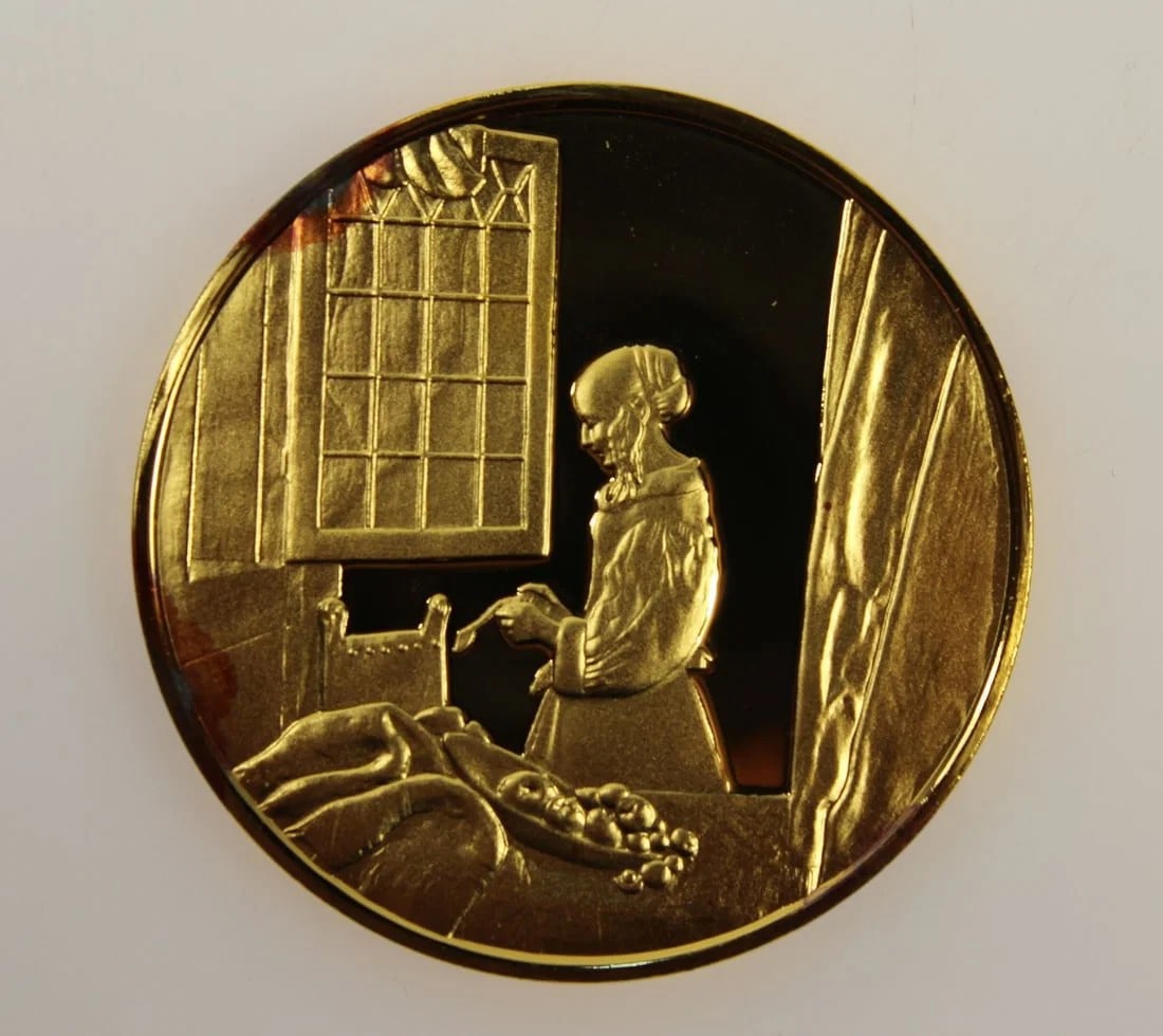 VERMEER 'BRIEFLEZEND MEISJE' MEDALLION IN GILT STERLING (925) SILVER, NEAR FDC: Vermeer 'Brieflezend Meisje' Medallion in Gilt Sterling (925) Silver, near FDC
