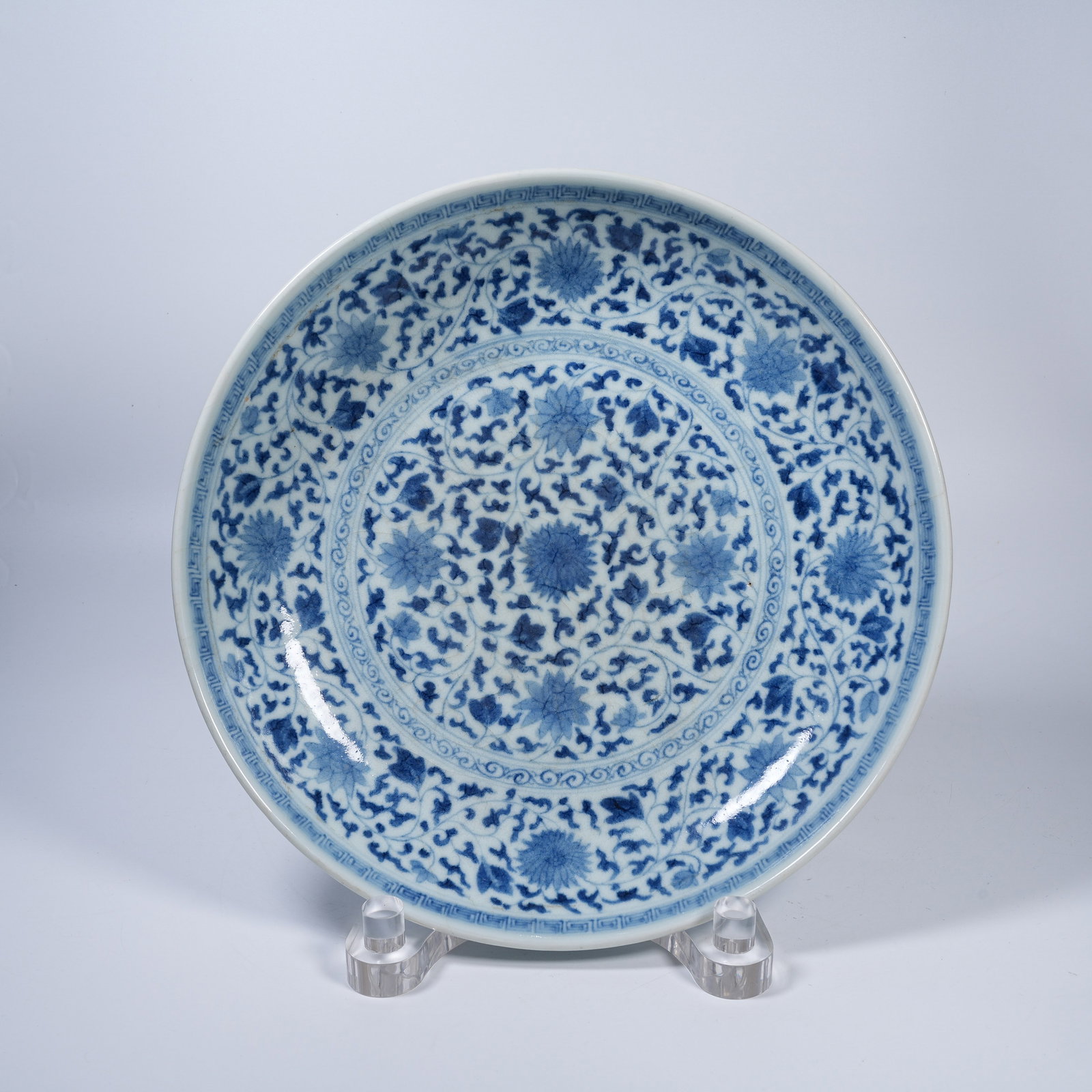 A BLUE AND WHITE PLATE WITH INTERLOCKING FLORAL SCROLLS (1 of 9)