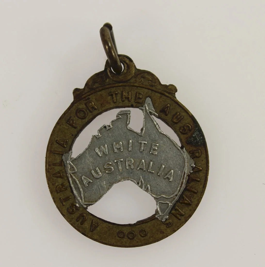AUSTRALIA C.1920 POLITICAL 'WHITE AUSTRALIA PROTECTION' BADGE IN BRASS & WHITE METAL: Australia c.1920 Political 'White Australia Protection' Badge in Brass & White Metal