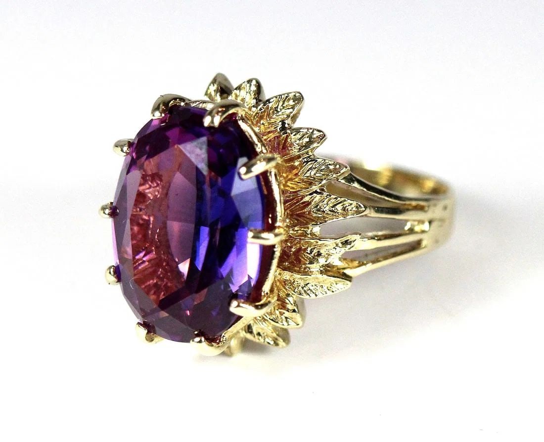 MODERN AMETHYST RING IN 9CT YELLOW GOLD: Modern Amethyst Ring in 9ct Yellow Gold