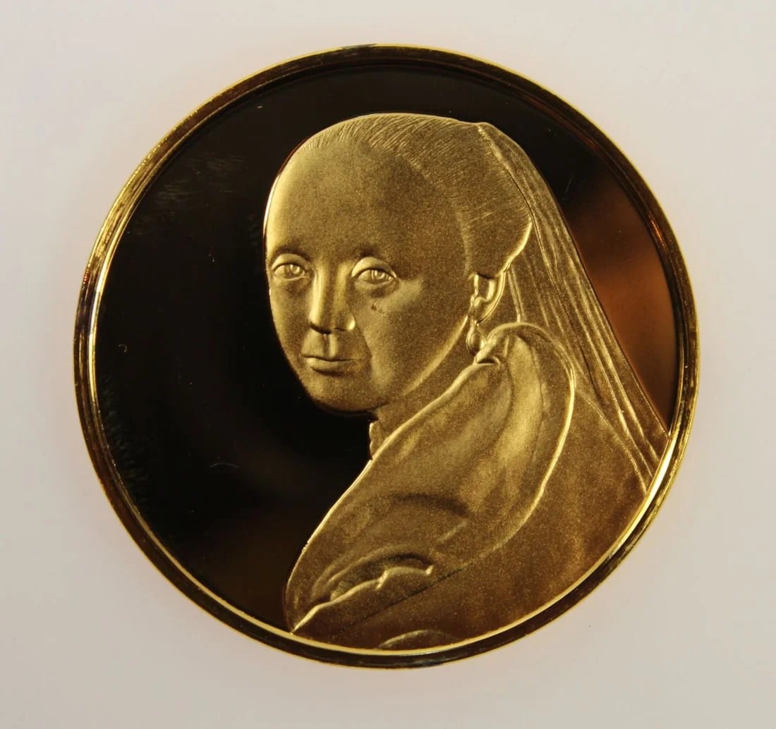 VERMEER 'MEISJE SKOPJE' MEDALLION IN GILT STERLING (925) SILVER, NEAR FDC: Vermeer 'Meisje Skopje' Medallion in Gilt Sterling (925) Silver, near FDC