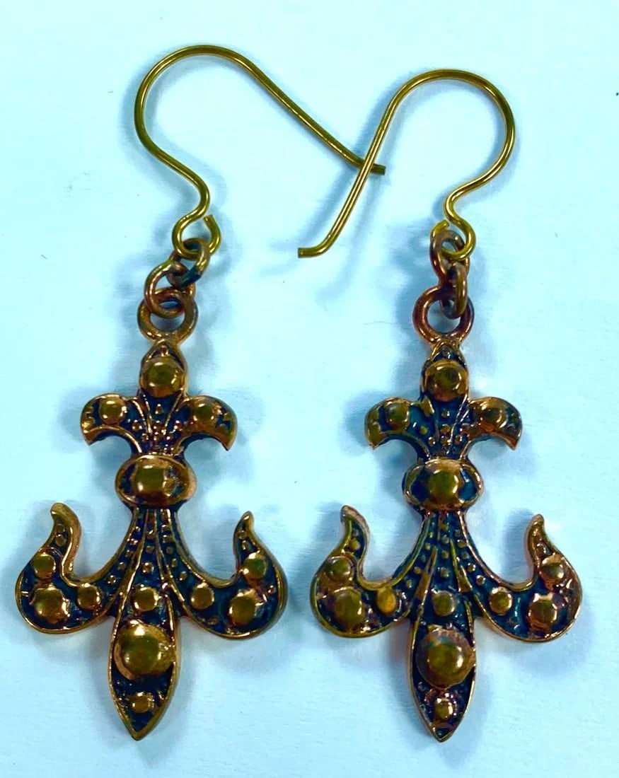 STYLISH BRONZE FLEUR-DE-LIS DROP EARRINGS: Stylish Bronze Fleur-de-lis Drop Earrings