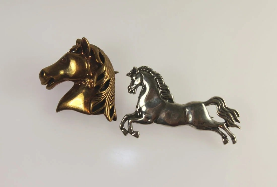 HORSE BROOCHES IN STERLING (925) SILVER & BRONZE ( 2 ITEMS) (1 of 2)