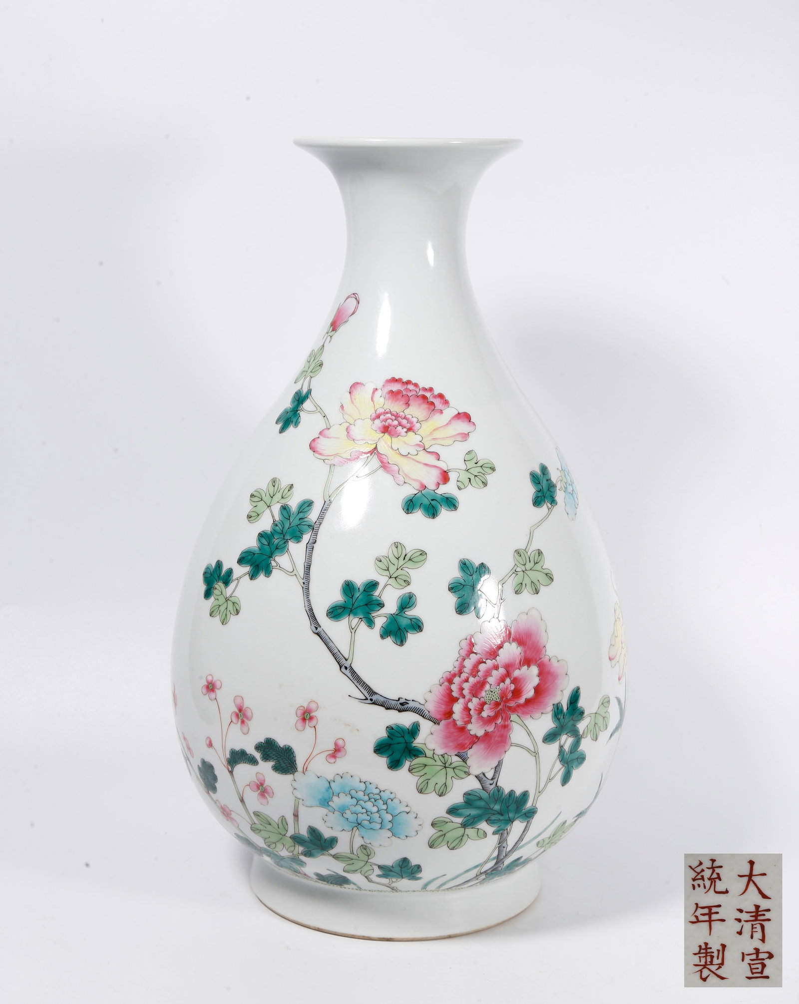 A FAMILLE ROSE PEAR-SHAPED VASE WITH FLOWER AND BUTTERFLY PATTERNS: Famille Rose Pear-Shaped Vase with Flower and Butterfly Patterns