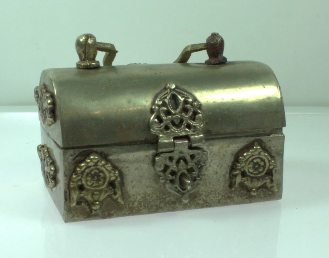 SMALL SILVER-PLATED CHINESE HINGED JEWELLERY CHEST (1 of 4)