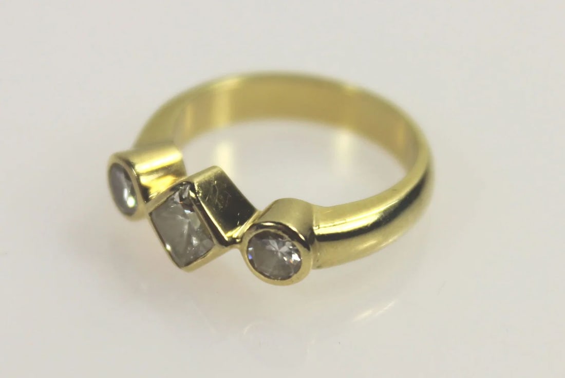 MODERN TRI-STONE DIAMOND RING IN 18CT YELLOW GOLD: Modern Tri-stone Diamond Ring in 18ct Yellow Gold
