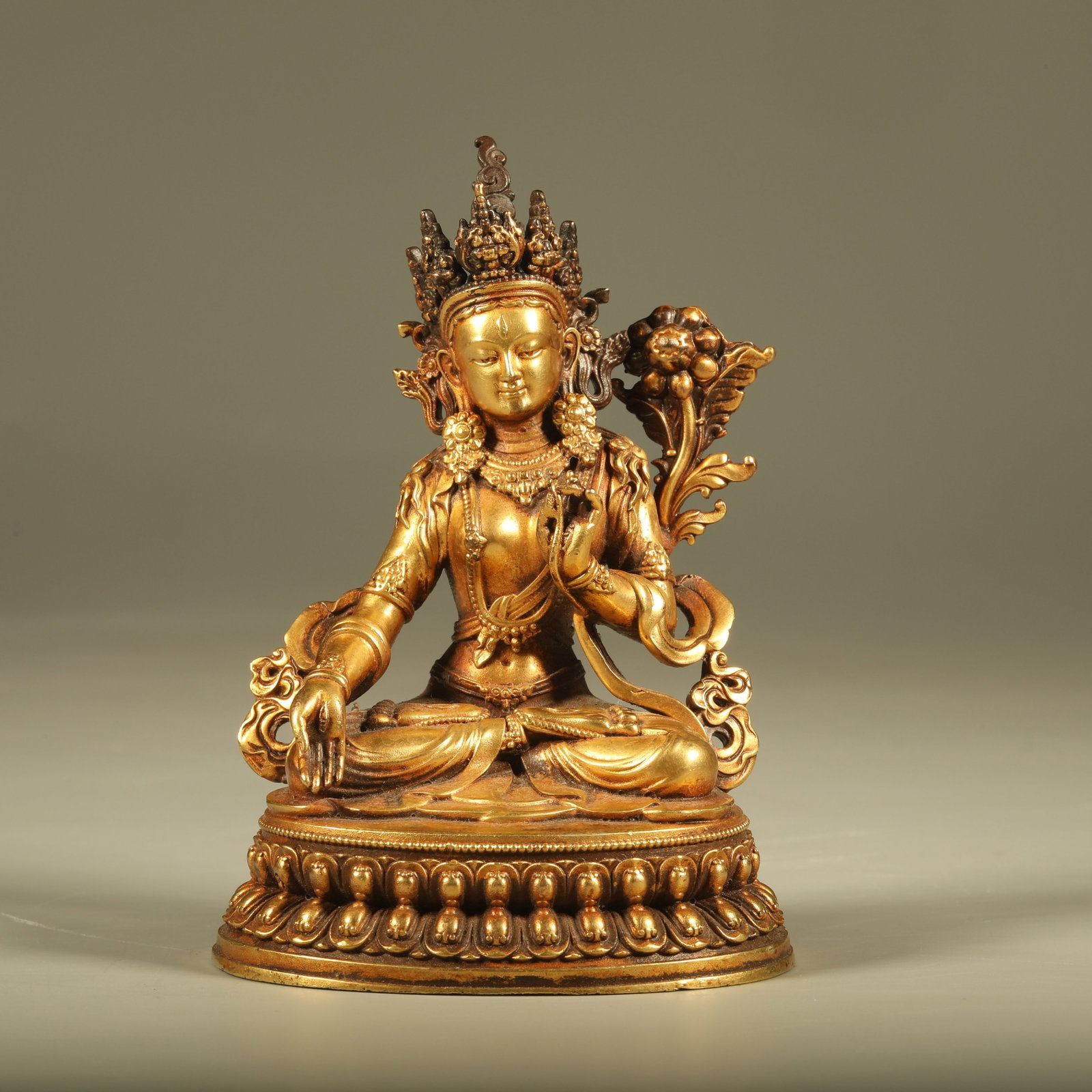 A GILT BRONZE STATUE OF TARA (1 of 6)