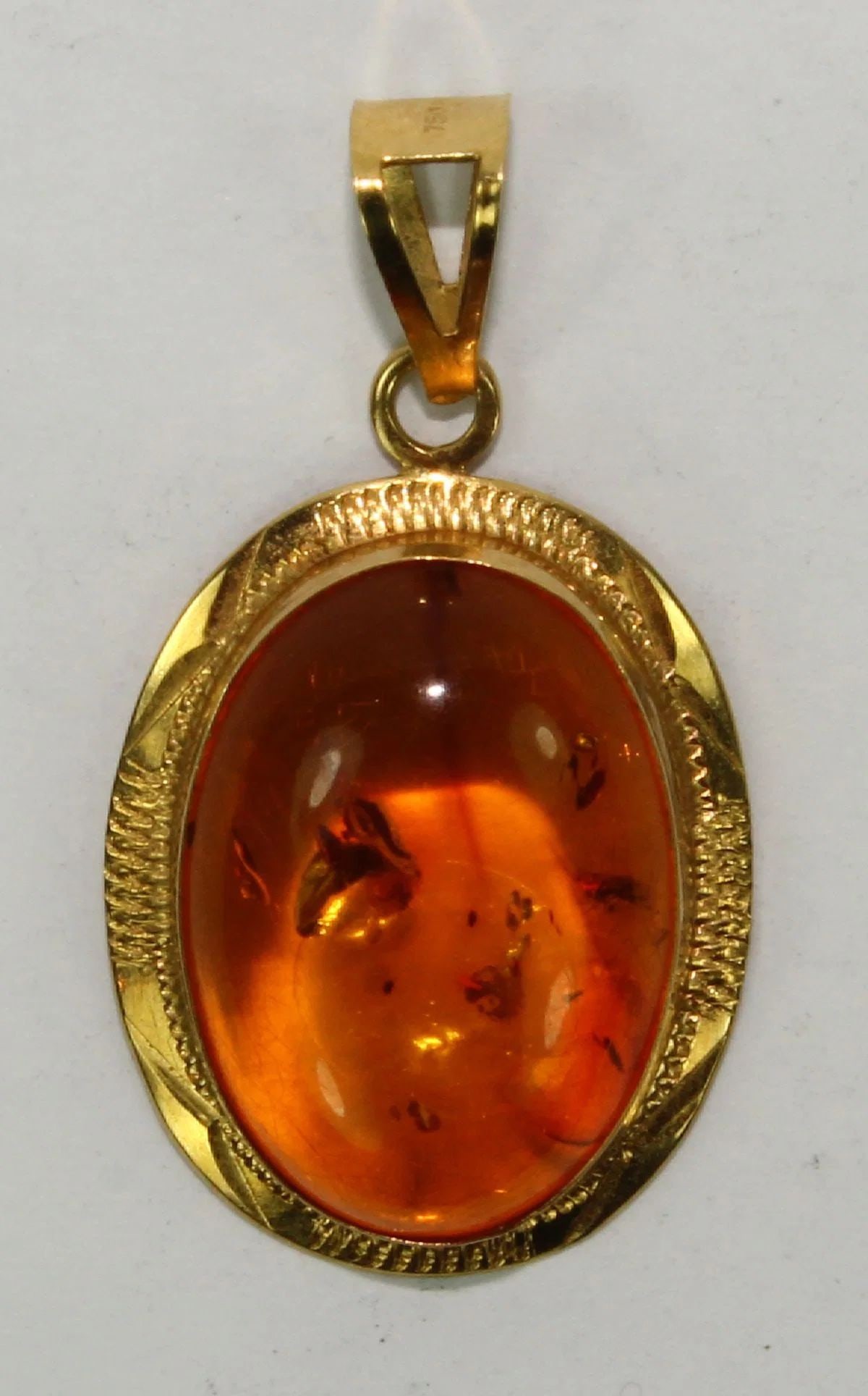 BALTIC AMBER PENDANT IN 18CT GOLD SURROUND (1 of 3)
