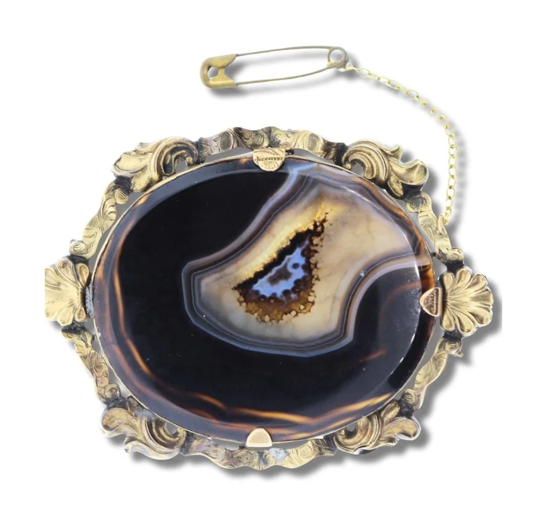 ANTIQUE AGATE BROOCH IN 9CT SURROUND: Antique Agate Brooch in 9ct surround