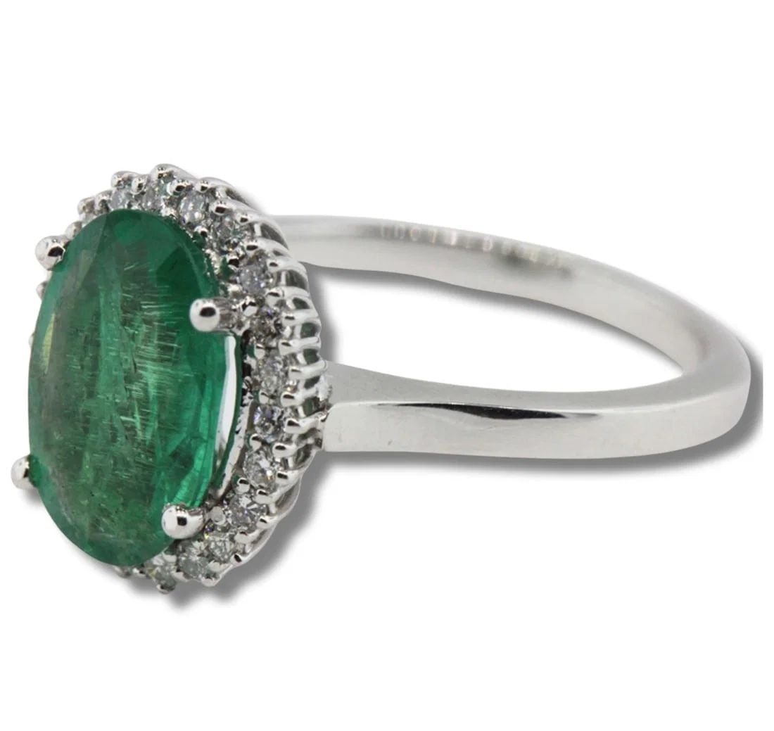 OVAL-SHAPED EMERALD & DIAMOND RING IN 18CT WHITE GOLD: Oval-shaped Emerald & Diamond Ring in 18ct White Gold