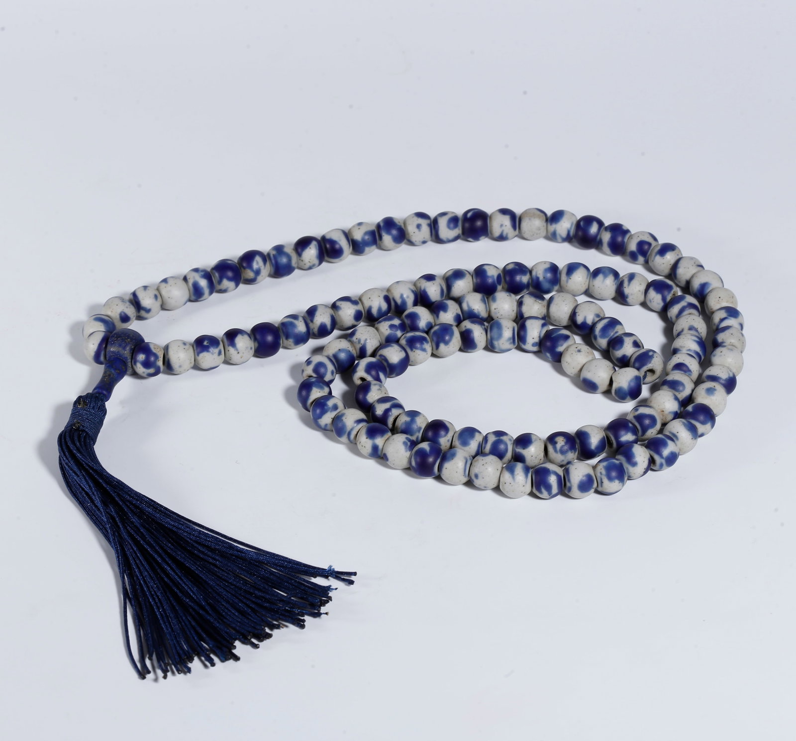 A BLUE AND WHITE PORCELAIN PRAYER BEADS: Blue and White Porcelain Prayer Beads