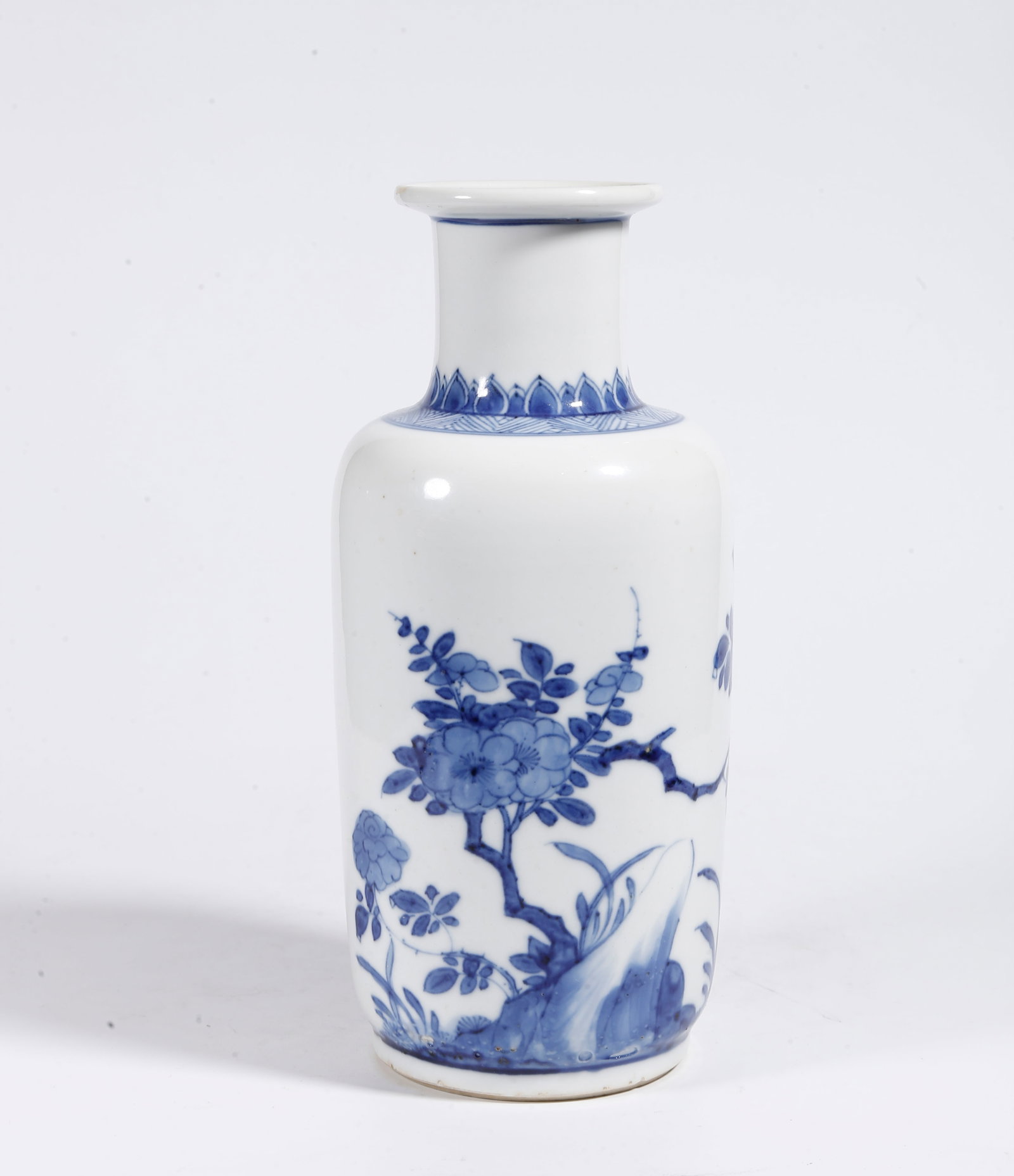 A BLUE AND WHITE SMALL MALLET VASE WITH FLOWER AND BIRD PATTERN (1 of 9)