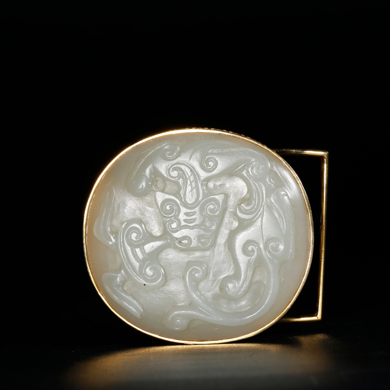 A GOLD-CLAD HETIAN JADE CARVED DRAGON PATTERN BELT BUCKLE: Gold-clad Hetian Jade Carved Dragon Pattern Belt Buckle