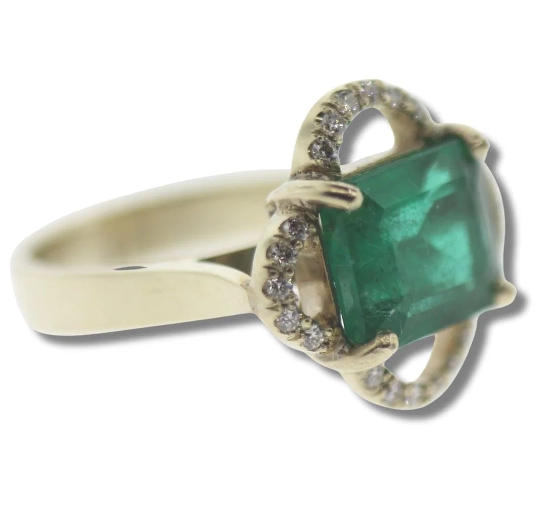 STUNNING EMERALD AND DIAMOND RING IN 9CT WHITE GOLD (1 of 3)