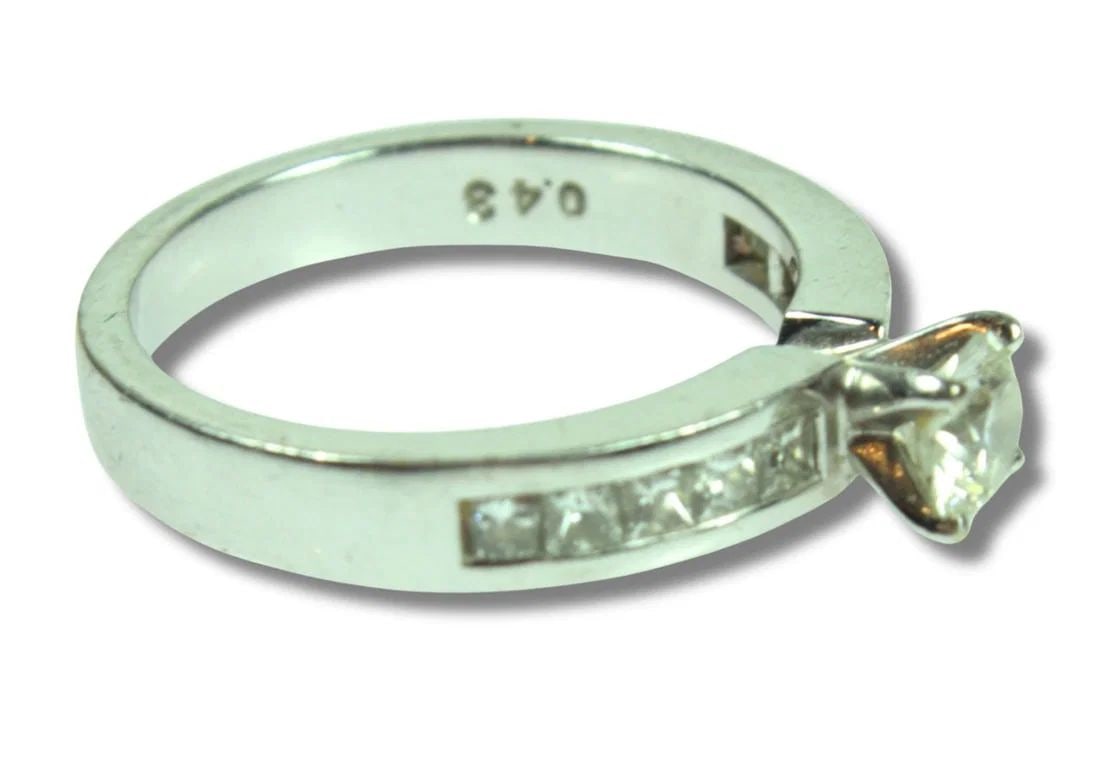 MODERN DIAMOND RING IN 18CT WHITE GOLD (1 of 3)